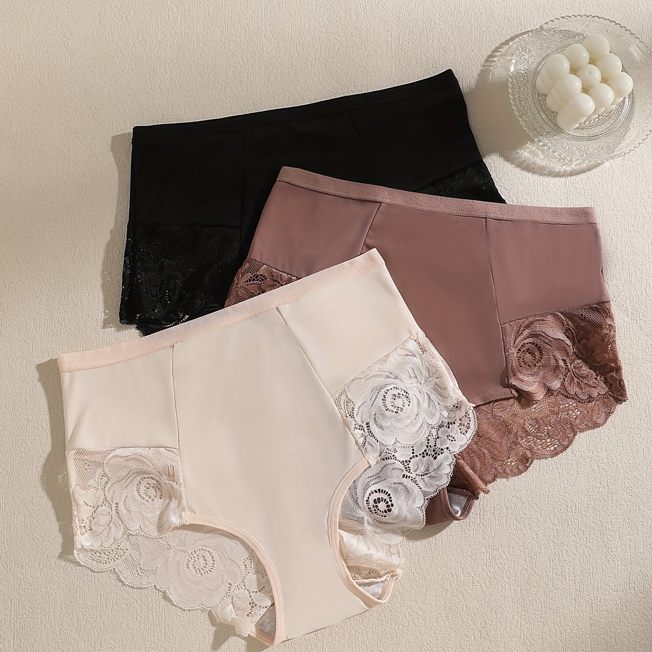 3 juft kontrast rangli dantelli ichki shimlar, qulay va nafas oladigan kiyim uchun qirralari qirrali. Ayollar uchun ichki kiyim va ichki kiyimlar uchun ideal.