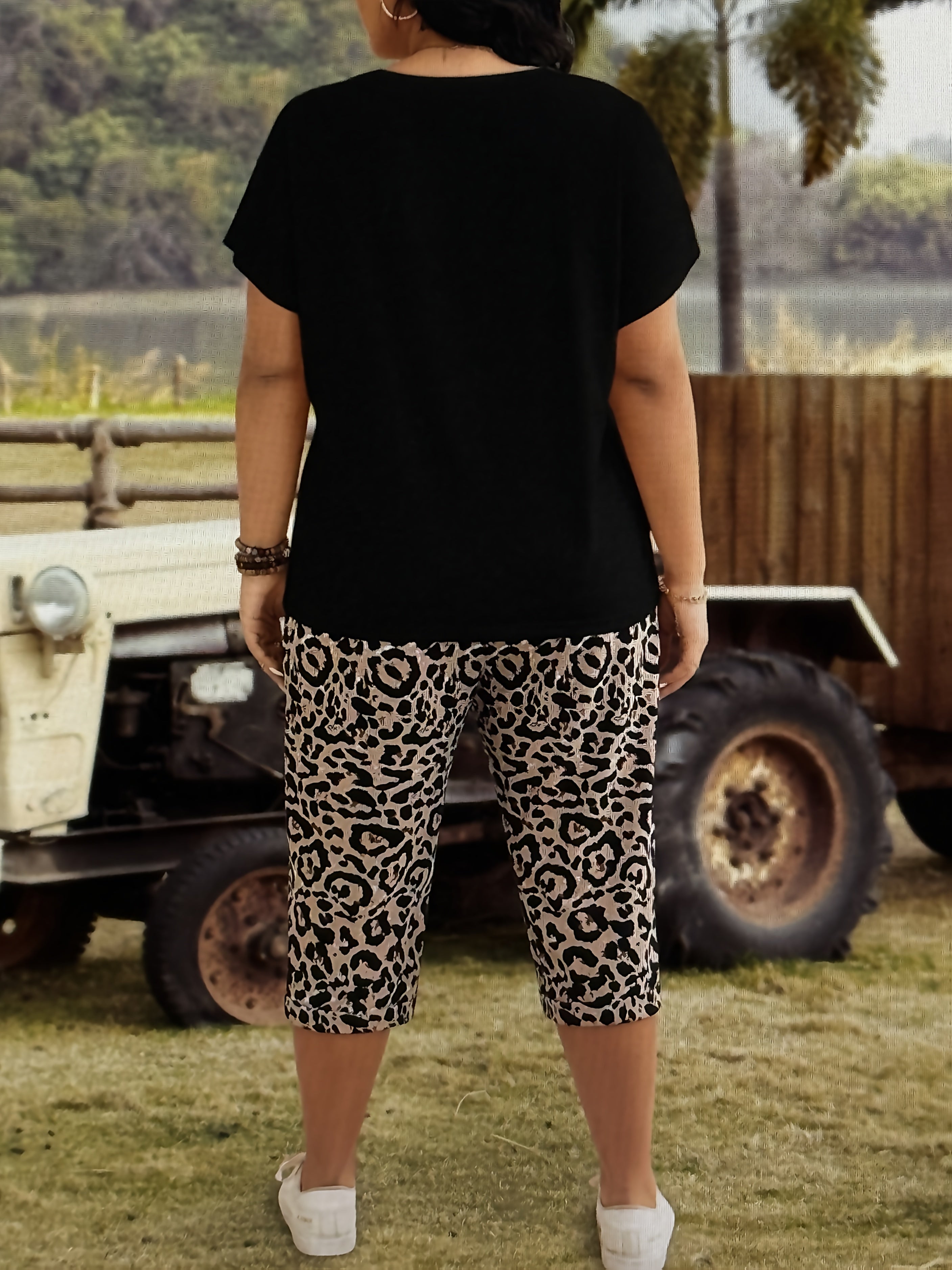 Katta o'lchamdagi ayollar uchun mos keladigan yuqori va shimlar to'plami, dumaloq bo'yinli, qisqa qo'lli