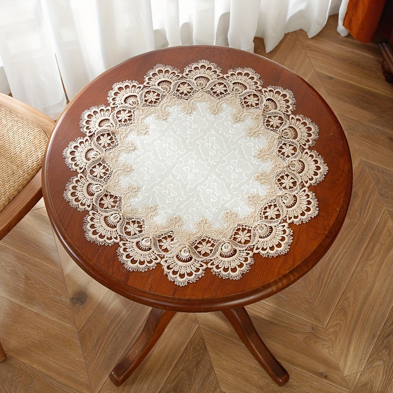 Элегантная круглая кружевная подставка под тарелки различных размеров. Изготовлена из полиэстера с вышитым водорастворимым кружевом. Машинная стирка и термостойкость. Подходит для домашнего декора, вечеринок и свадеб.