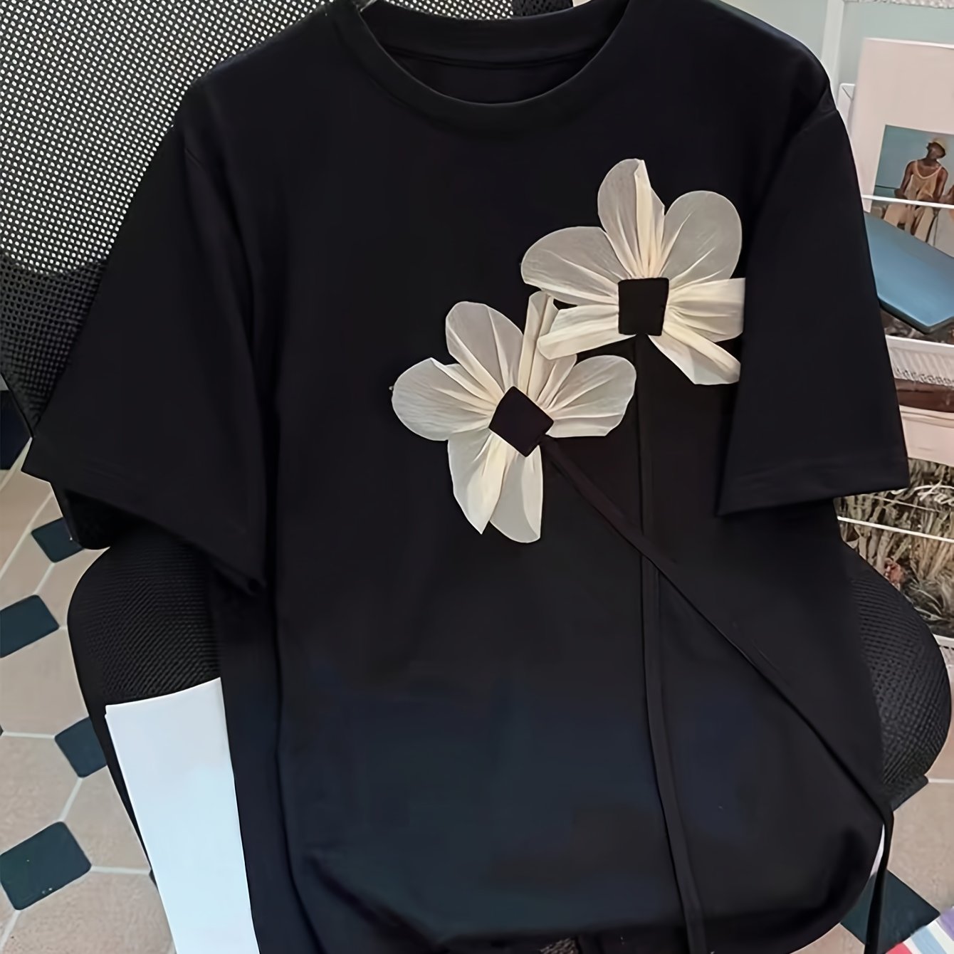 Camiseta de mujer negra con estampado floral, cuello redondo, manga corta, poliéster elástico, casual, verano