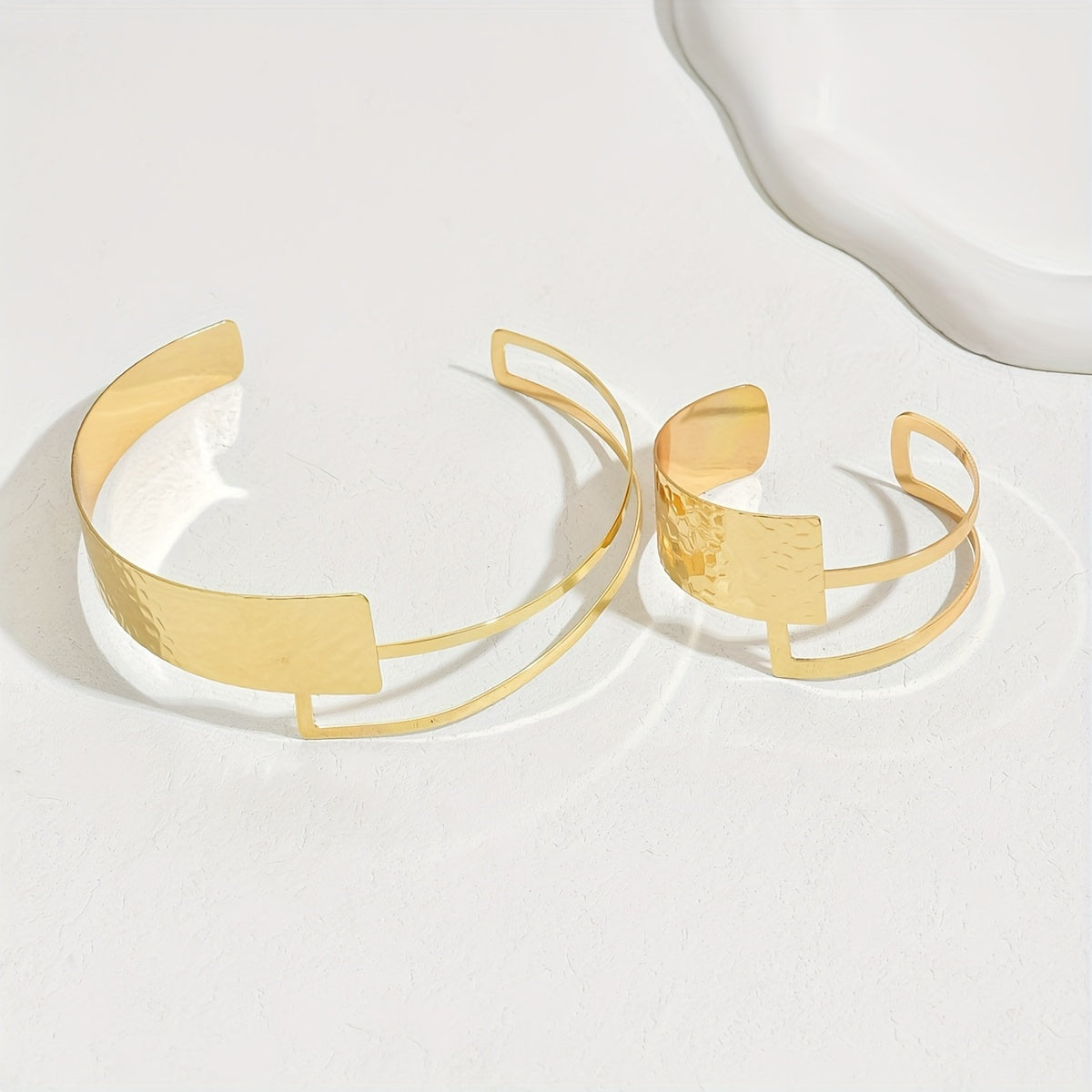 O'ziga xos, jasur shaxsiyat bilaguzuk va chokerni to'plami - Zamonaviy ayol uchun mukammal sovg'a, Yangi yilni nishonlash yoki har qanday kechki uchrashuv yoki partiya kiyimiga joziba qo'shish uchun ideal.