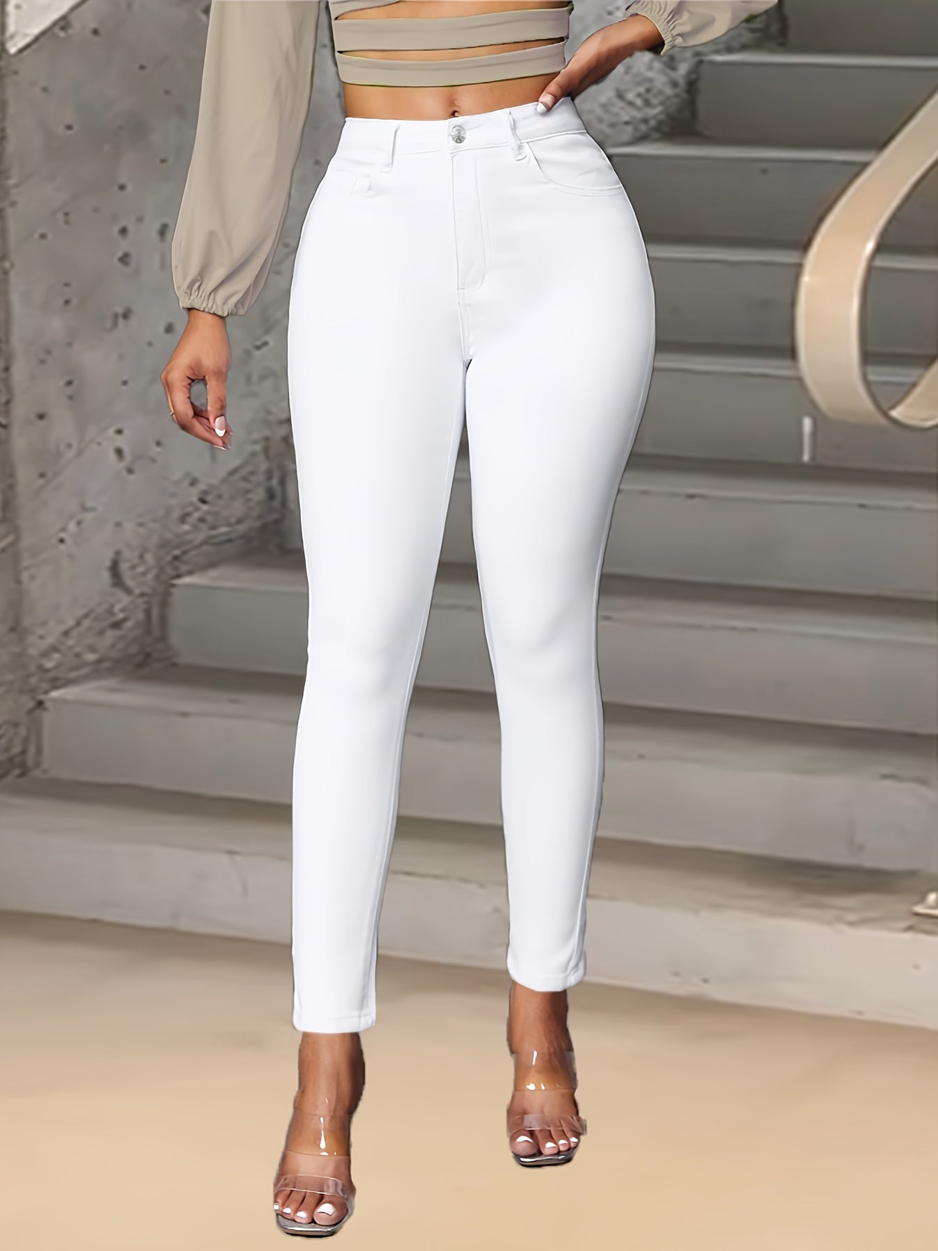 Ayollar uchun zamonaviy oq paxta jinsi shimlar, yuqori elastiklik va uzun uzunlikka ega, mustahkam rang va to'qilgan mato bilan tugma tafsiloti, barcha mavsumlar uchun qulaylikni ta'minlaydi.