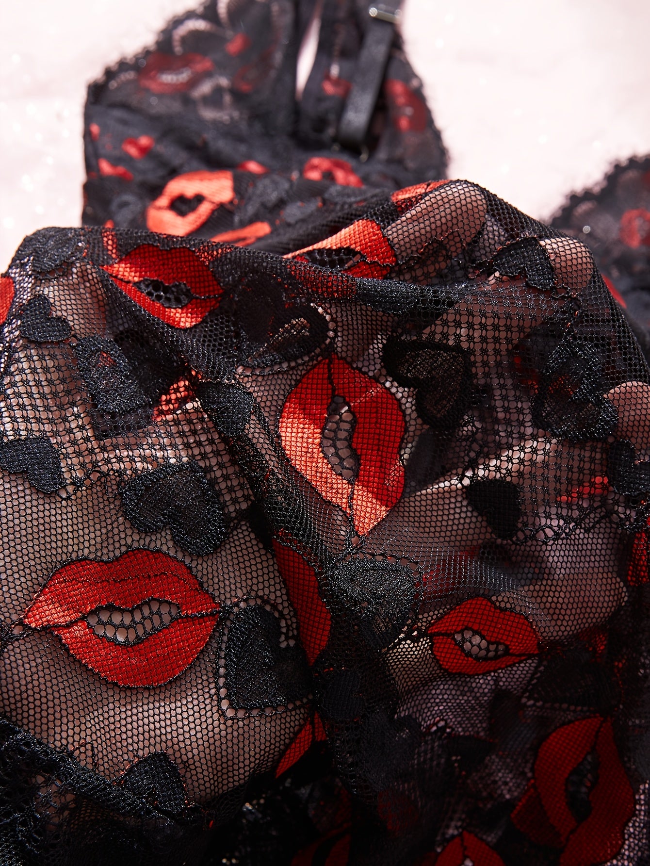 Plus o'lcham ayollar uchun shaffof lab bo'yoqli bosma tikilgan kamisol va kiyingan to'plami