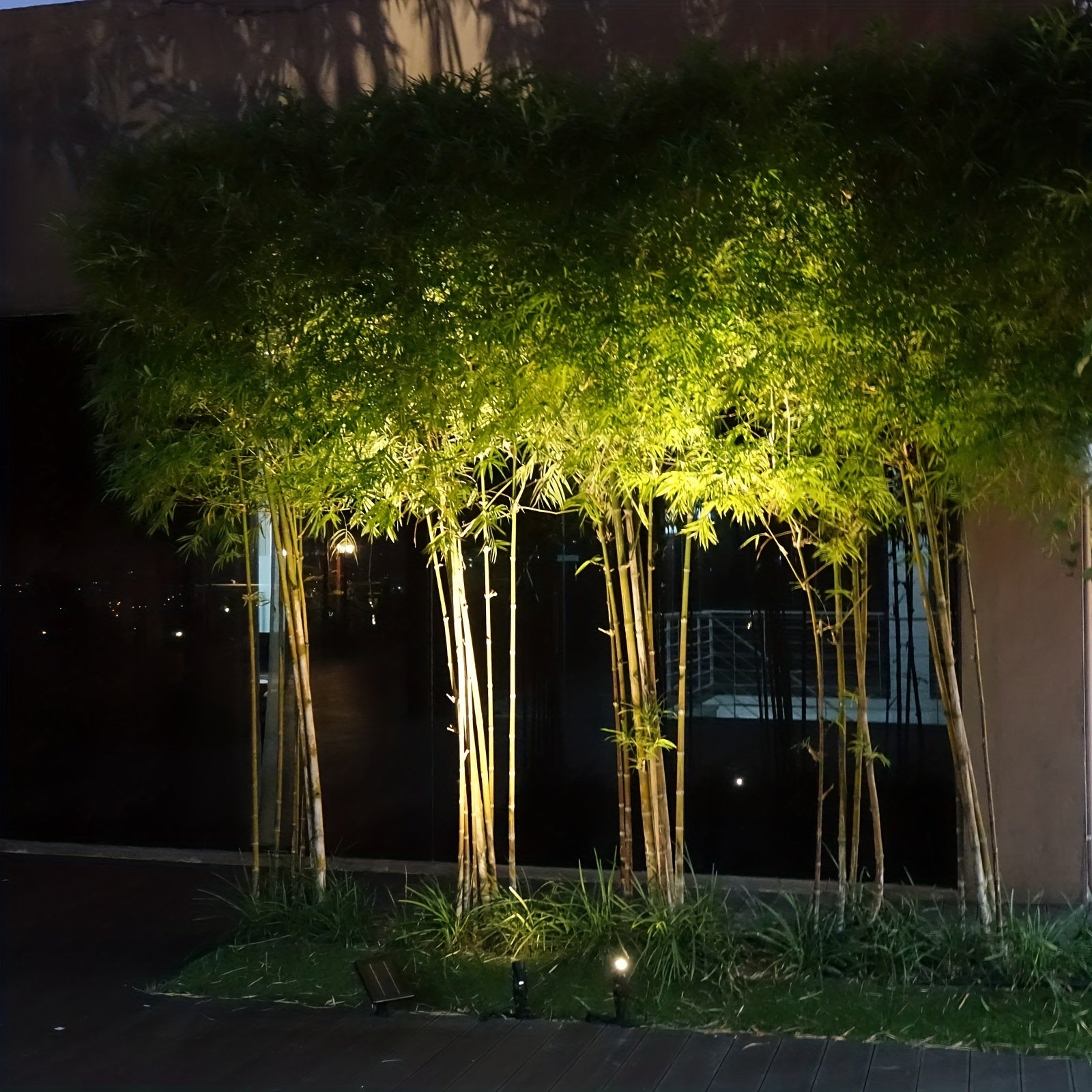 1 dona MII-PWR quyosh yoritgichi, teginish nazorati bilan, iliq oq yorug'lik, alyuminiy konstruktsiya, yarim flush montaj, kukun bilan qoplangan tugatish, akril lampochka soyasi, 2500mAh batareya bilan quyosh energiyasi bilan zaryadlanadi.