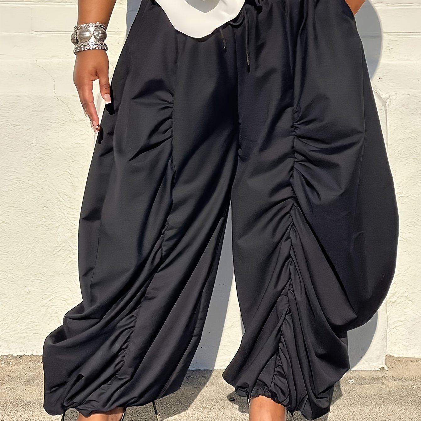 Pantalones cargo de talla grande para mujer en color verde oliva con bolsillos y cintura con cordón