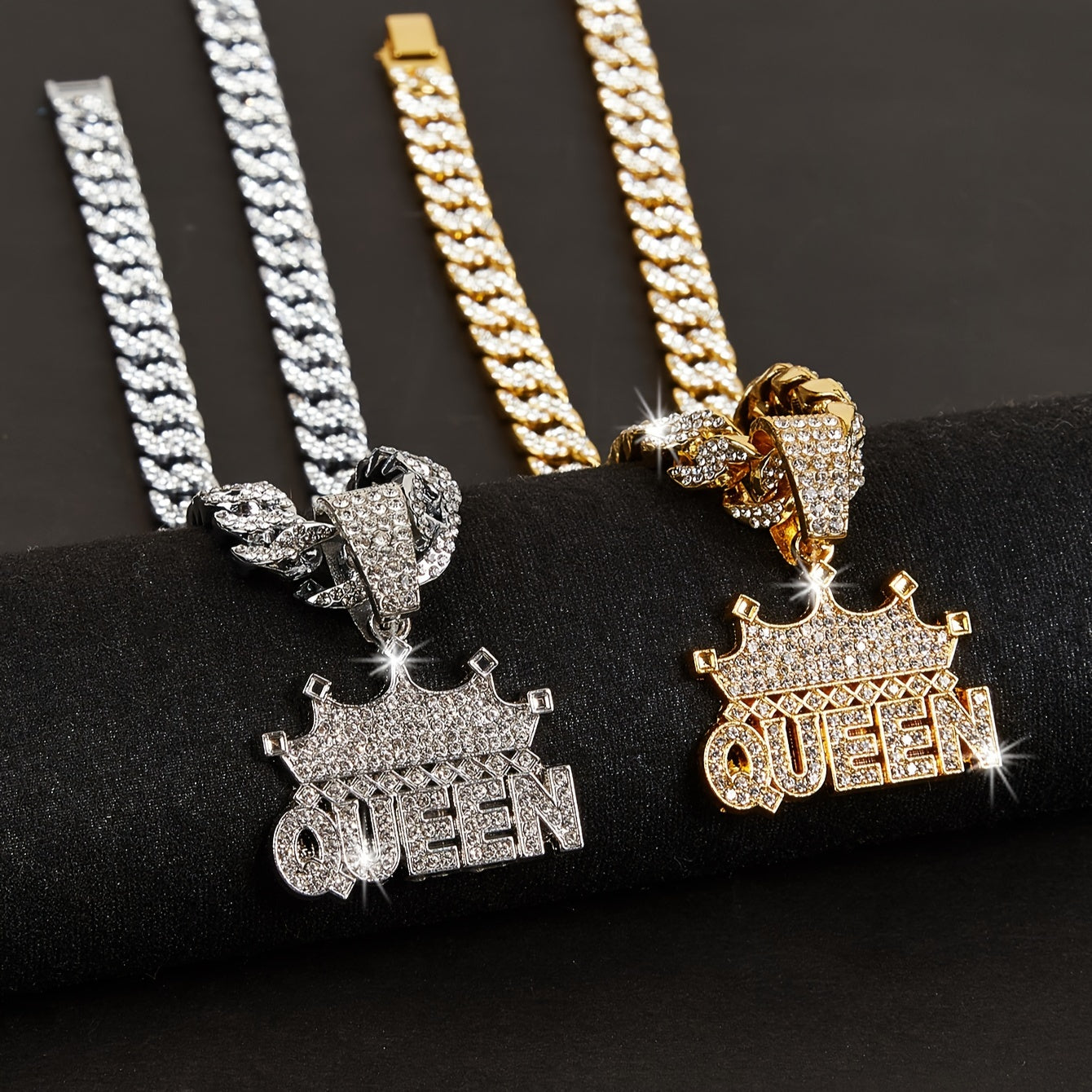 "Ichki qirolingizni qabul qiling, Crown Queen marjonini taqing! Ushbu ajoyib buyum kuch va nafislikni ifodalaydigan qirol taqini o'z ichiga oladi. Qirollikning jozibasini his eting va har qayerda malika kabi his qiling, ushbu zamonaviy aksessuar bilan. "