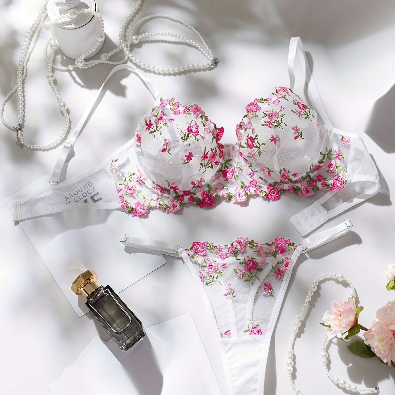 Ayollar uchun dantel tikilgan to'rli ikki qismli kostyum