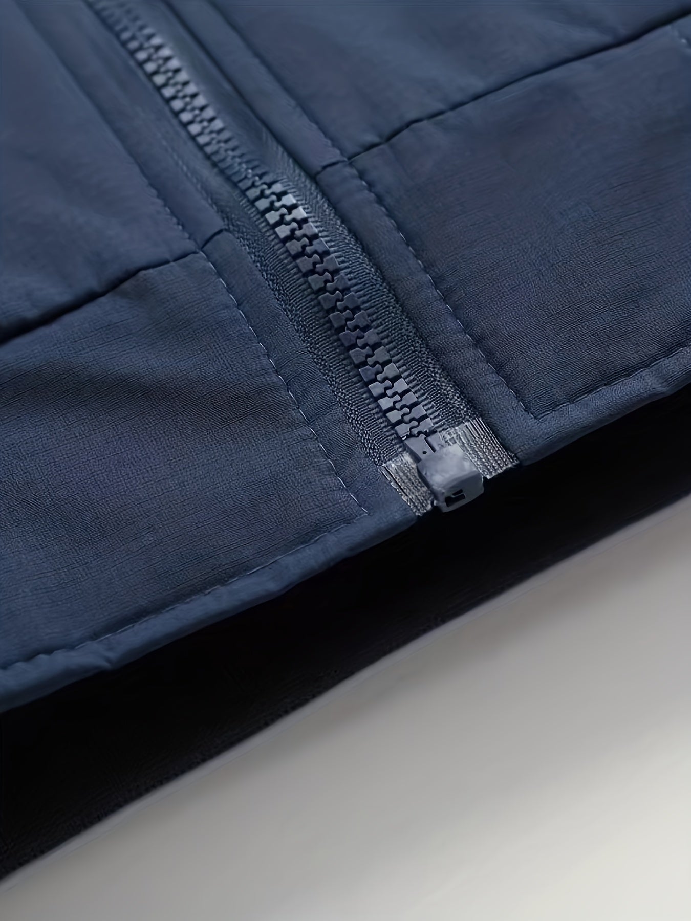 Erkaklar uchun fermuarlı turli ko'ylak, yoz va kuz uchun ideal.