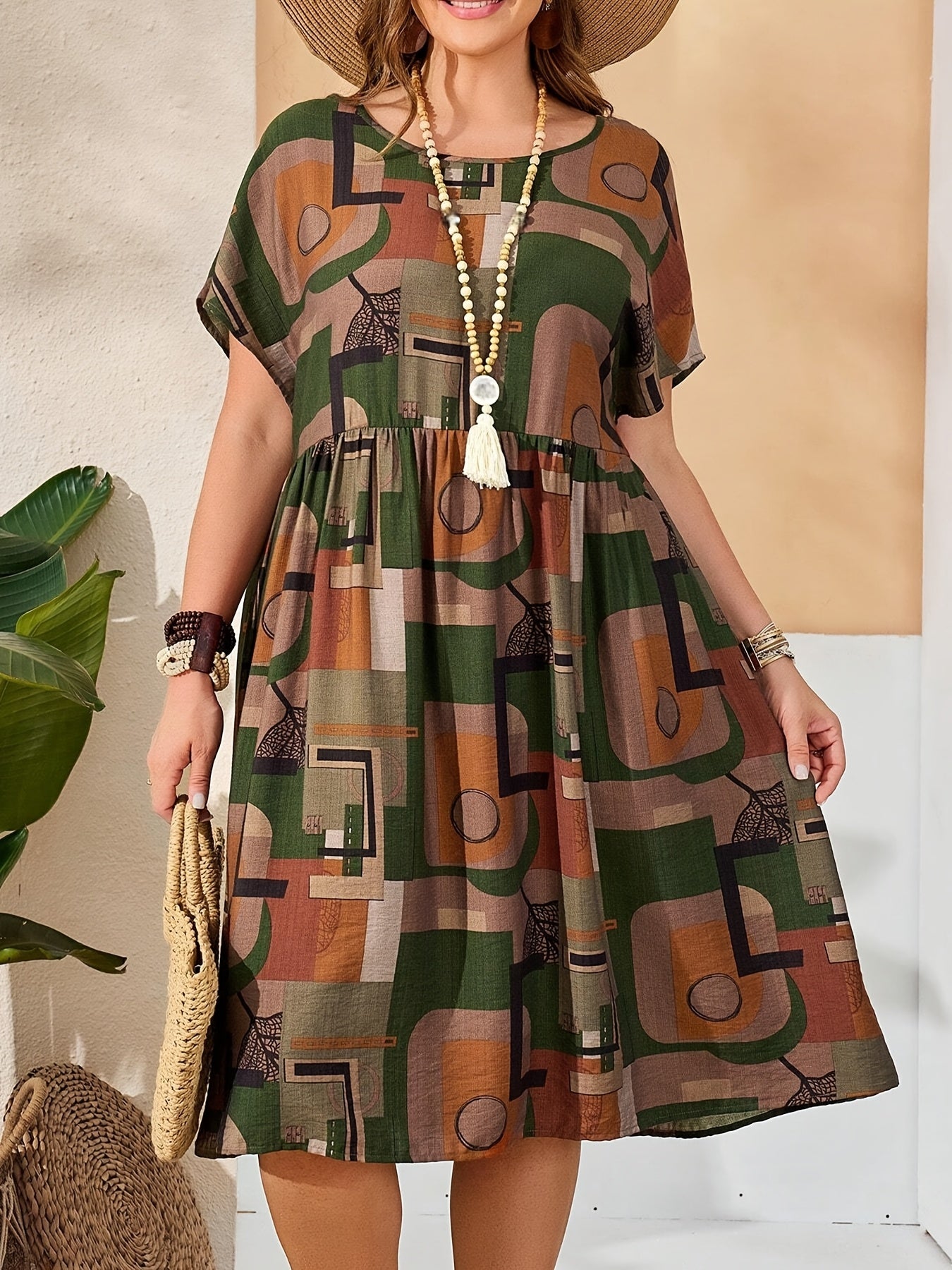 Uzoq uzunlikdagi plussiz yozgi ko'ylak, krujka bo'yin, qisqa yenglar, tasodifiy print va cho'zilmaydigan polyester mato. Yoz uchun ideal.