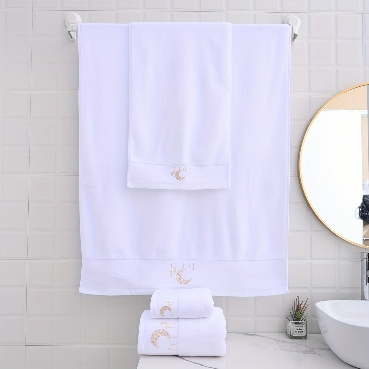 2 ta toza paxta velur sochiq to'plami, yulduz va oy tikuvlari bilan, o'lchamlari 34*75 sm va 70*140 sm. Juftliklar uchun 14-fevral sovg'asi sifatida yoki umumiy uyda foydalanish uchun mukammal. Bir yuvish sochiq va plyaj/hamom o'ralishi kiritilgan.