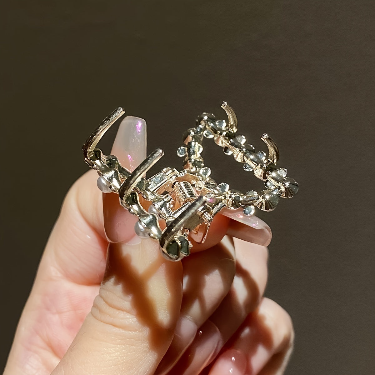 10 ta kichik qotib oluvchi alyuminiy mini soch tutgichlar to'plami, rhinestone aksentlari bilan, malika soch uslublari uchun mukammal.