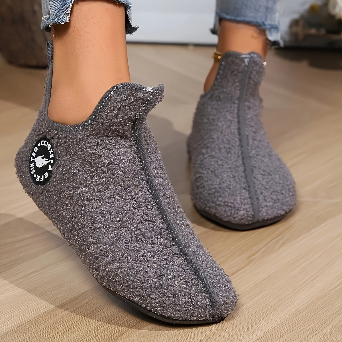 Ayollar uchun mo'ljallangan yumshoq plush shlyapki, yopiq barmoqli, sirpanishga qarshi ichki makon uchun uy oyoq kiyimlari