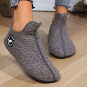 Ayollar uchun mo'ljallangan yumshoq plush shlyapki, yopiq barmoqli, sirpanishga qarshi ichki makon uchun uy oyoq kiyimlari