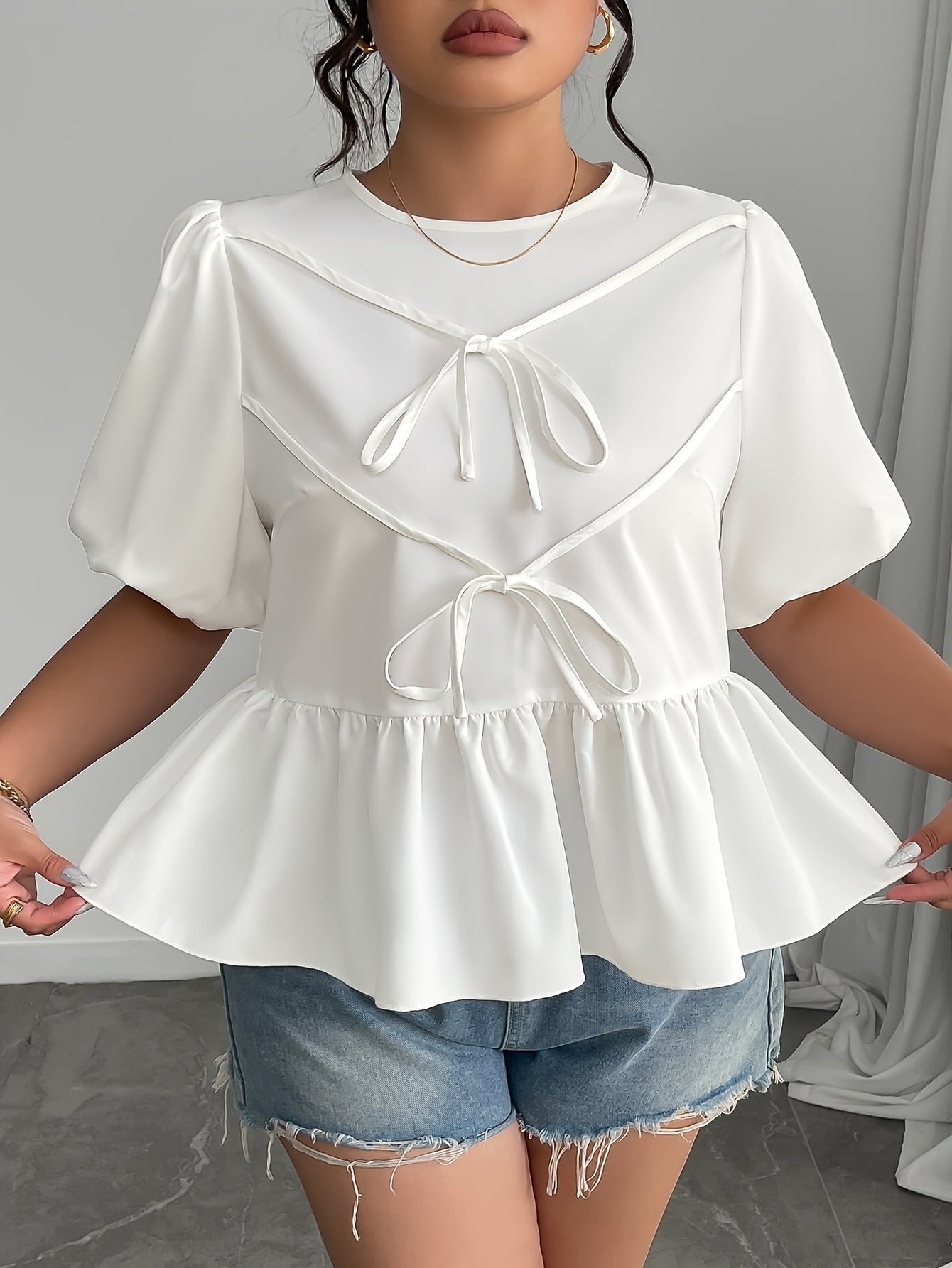 Plus o'lcham ayollar uchun kundalik bluzka, rufflesli etak, bog'lamli old qism, chiroyli shamlarga ega, bir xil rang