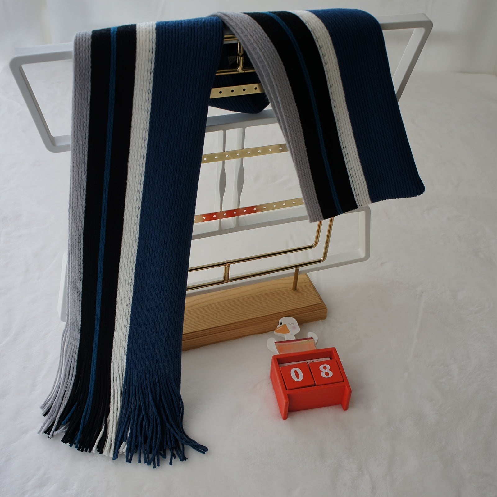 Tashqi trend uchun to'qilgan moda aksessuar - Erkaklar uchun tasma detali bilan rangli blokli chiziqli sharf, iliq akril materialdan tayyorlangan