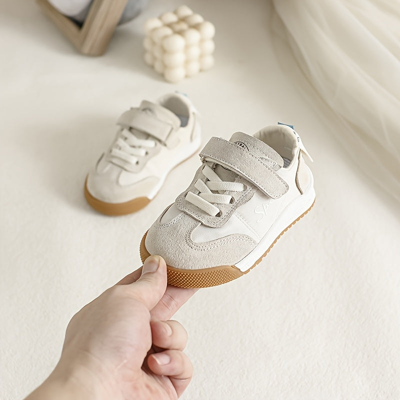 Bolalar uchun yumshoq taglikka ega, mustahkam dizayn, oson yopishqoq tasma, nafas oladigan astar, barcha mavsumlar uchun mukammal. Kichik bolalar uchun tasodifiy yurish uchun ideal.