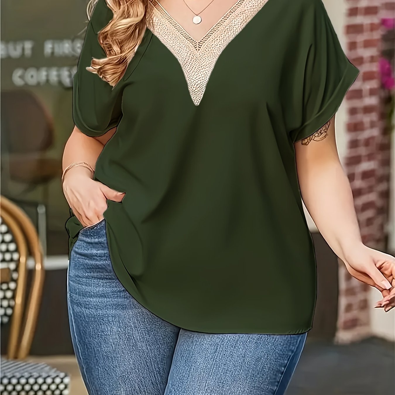 Plus o'lcham ayollar uchun V-yuqa qisqa sleeves T-shirt bir xil rangli kundalik ko'ylak