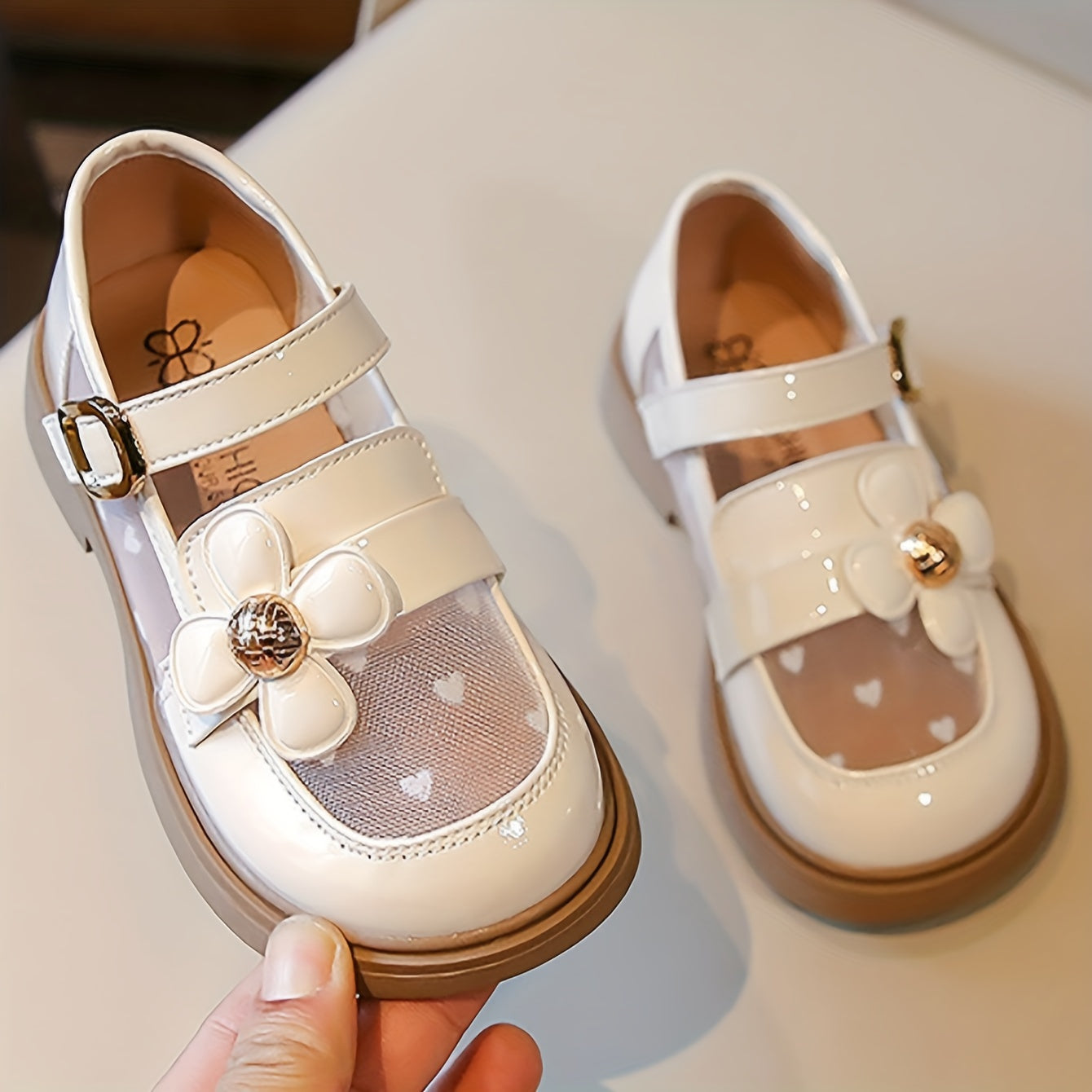 Qizlar uchun gullar bilan to'ldirilgan tekis poyabzal, bahor va yozda kundalik kiyish uchun mukammal.