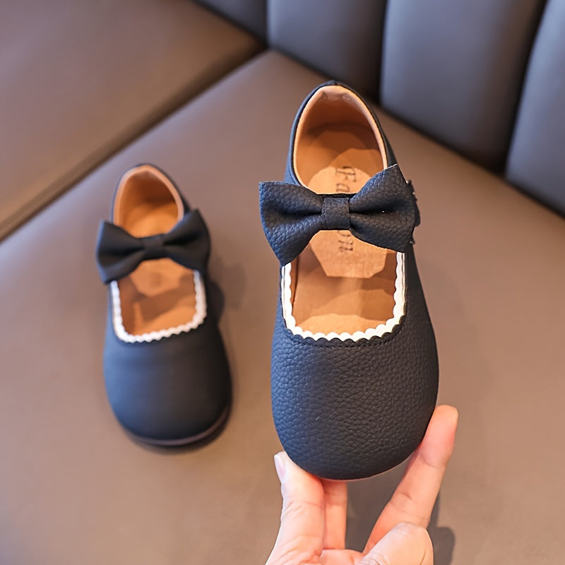 Qizlar uchun chiroyli bog'ich detali, yumshoq taglik, qora, jigarrang va bej rangda yopishqoq tasma bilan yopiladigan tekis poyabzal, qulay yurish uchun mustahkam PU material.