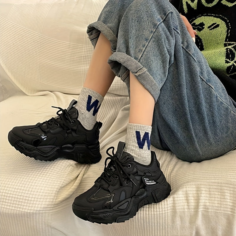 Ayollar uchun qalin krossovkalar - Havo o'tkazuvchi va zamonaviy, barcha mavsumlarga mos keladigan, sirpanmaydigan taglikka ega poyabzal