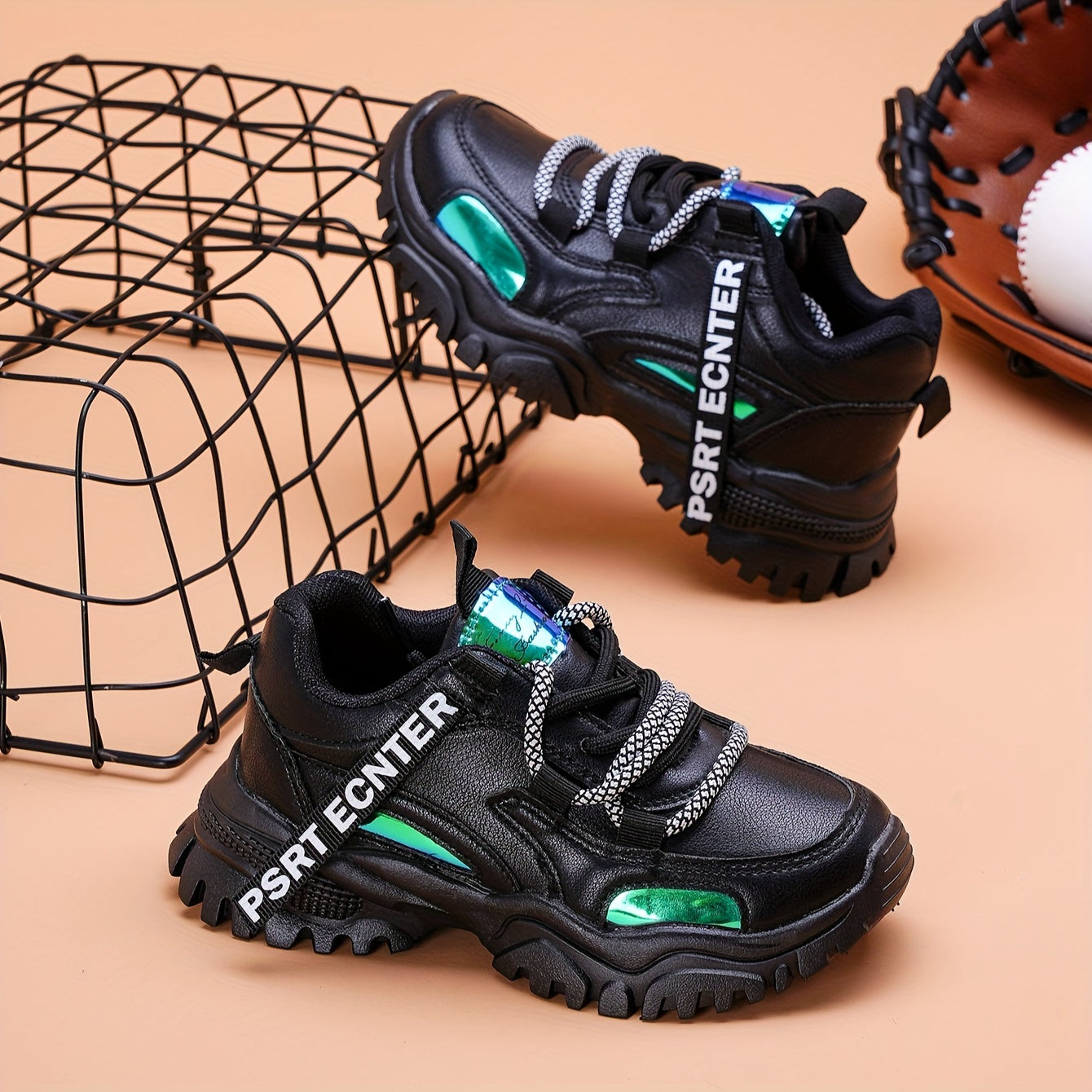 Qizlar va o'g'il bolalar uchun pushti va oq rangda oqim dizayni bilan nafas oladigan pastki krossovkalar, ochiq havoda faoliyatlar, yugurish va har kuni foydalanish uchun barcha mavsumlarga mos keladi.