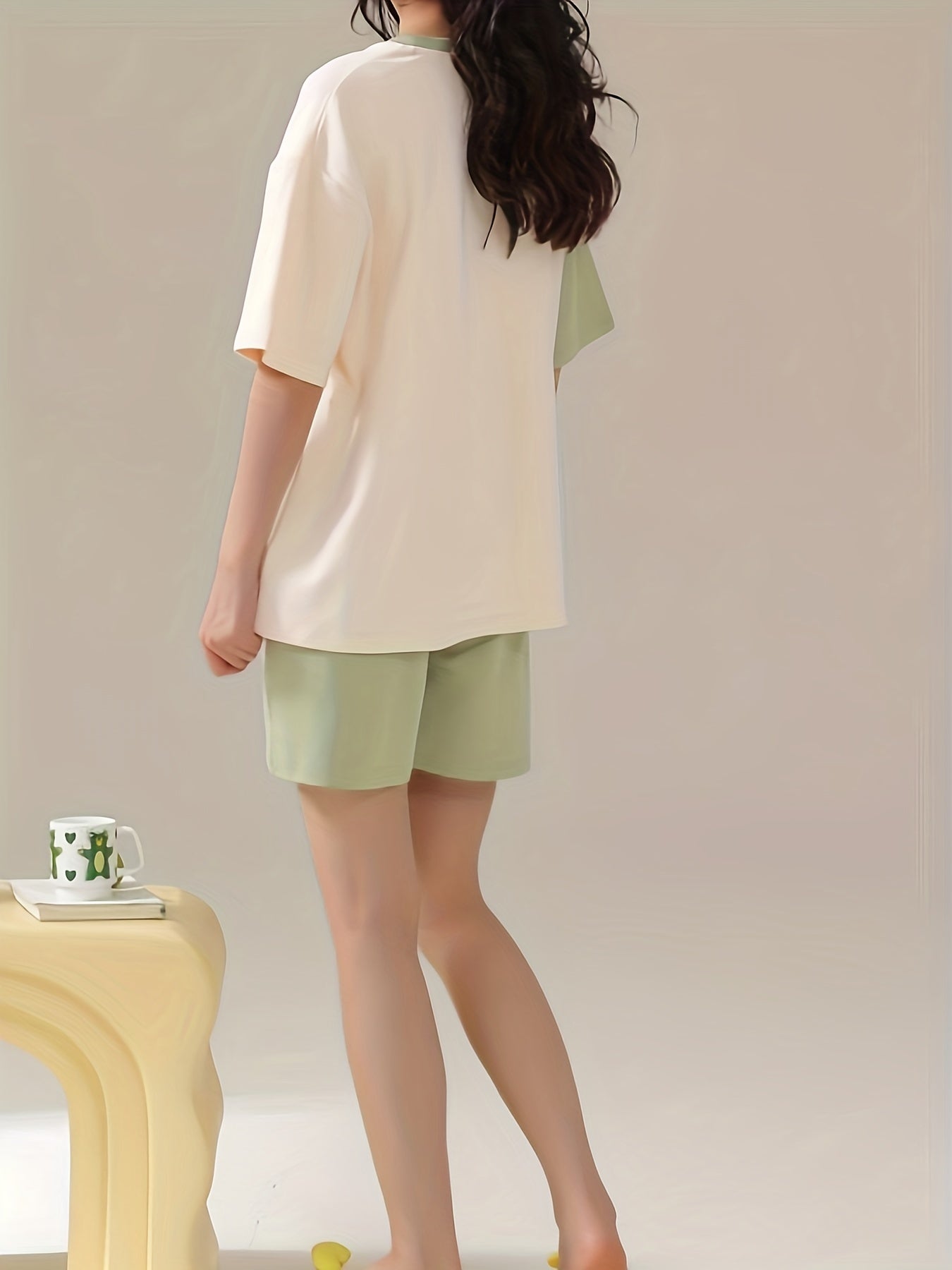 Karikatura printli polyester pijama to'plami, qisqa yenglar va krujka bo'yin. 95% polyester va 5% elastan materialidan tayyorlangan, har mavsumda qulaylik uchun. Yozgi dam olish uchun ideal.