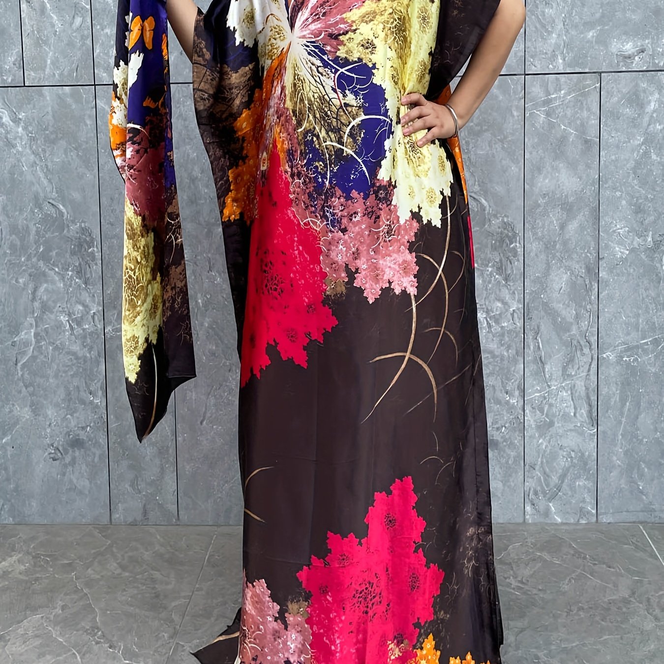 Ayollar uchun kattaroq o'lchamdagi gul naqshli uzun ko'ylak, qisqa qo'llar va sharf bilan