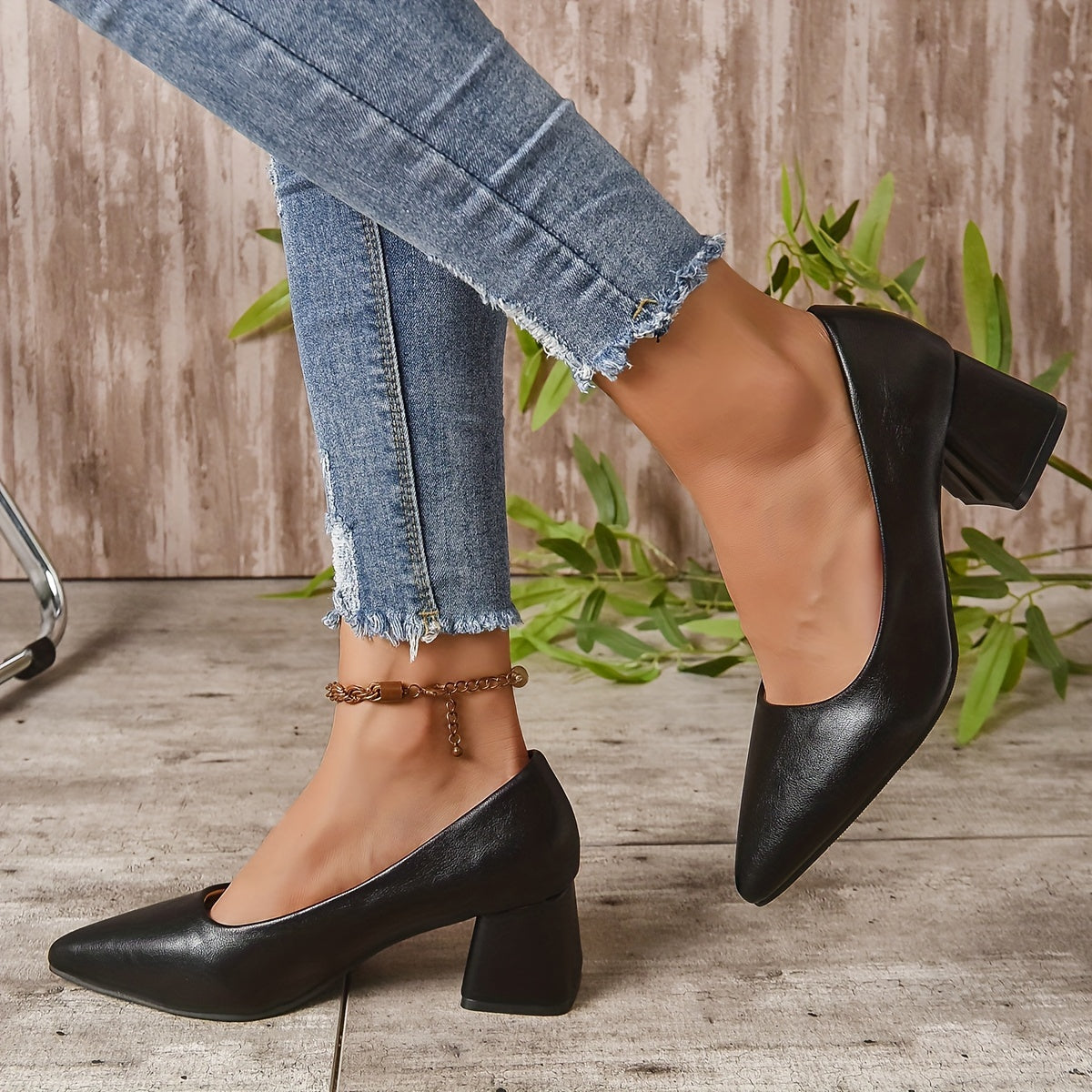 Ayollar uchun to‘g‘ri burchakli va qalin o‘rta poshnali, ofis ishlariga mos rangli pumpalar.