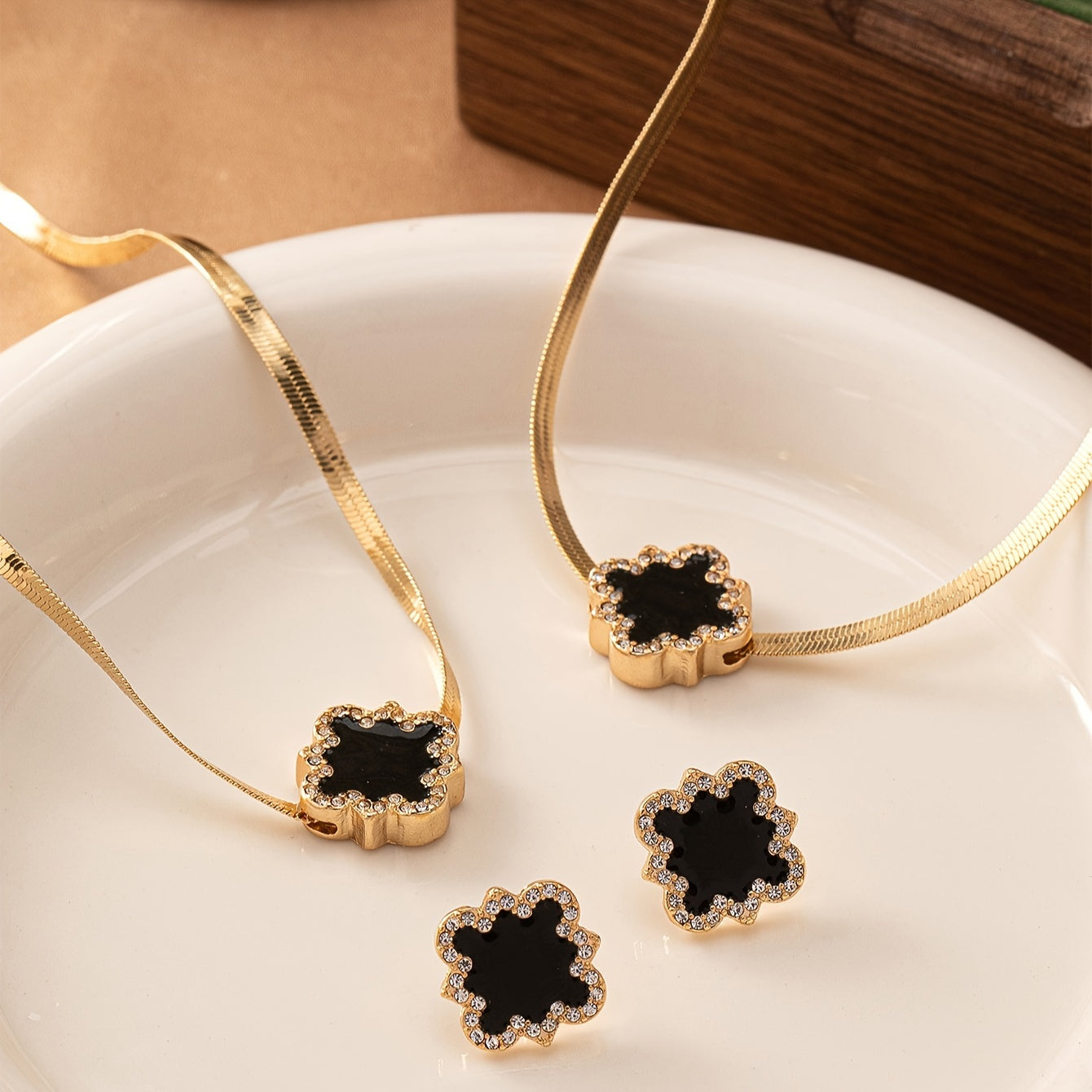 Винтажный набор украшений из железа с цветком из страз, браслетом и подходящими серьгами для женщин. Идеально подходит для повседневной одежды.