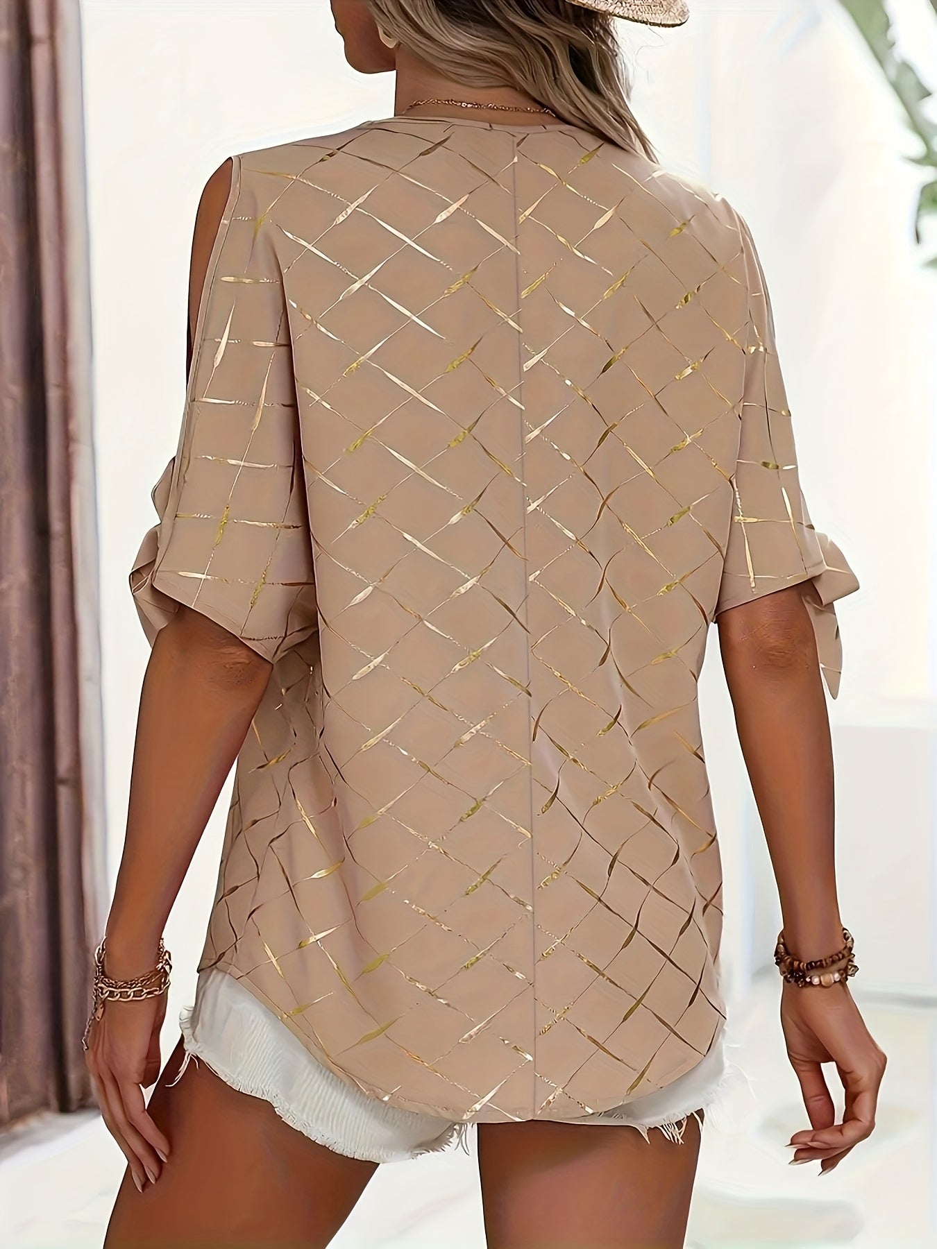 Ayollar uchun V-shakllı kofta, yelka kesimlari bilan polyester yengil bahor yoz ko‘ylagi