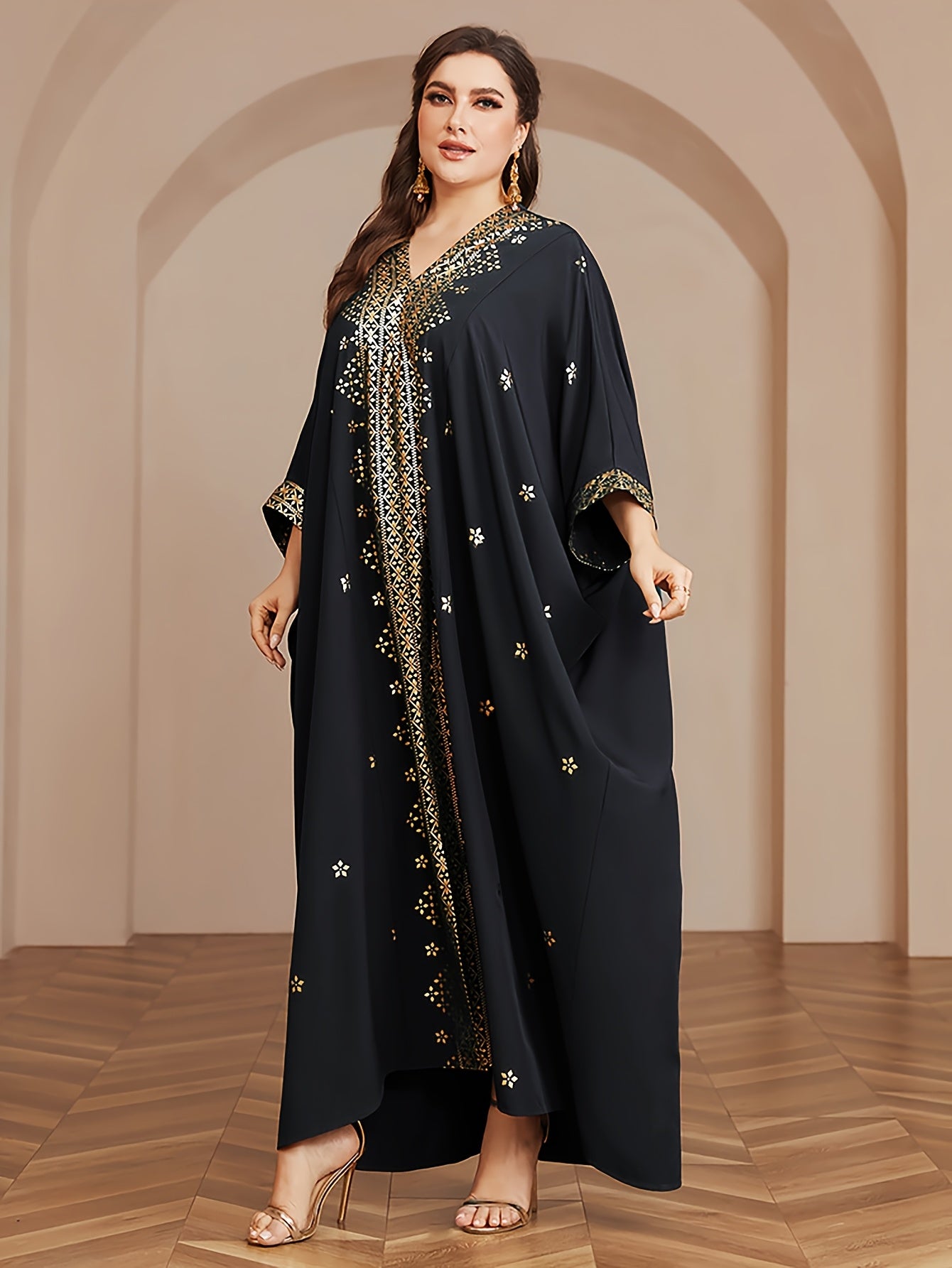 Plus o'lcham polyester V-shakli kaftan, tassellar va batwing qo'llari bilan