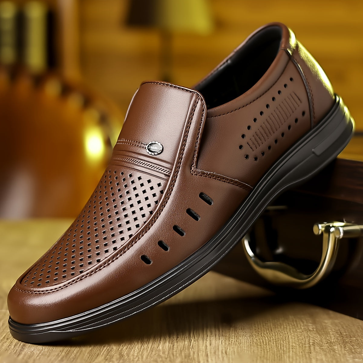 Katta o'lchamdagi erkaklar uchun klassik slip-on loferlar, qulay va mustahkam, sirpanmaydigan tagliklar bilan.