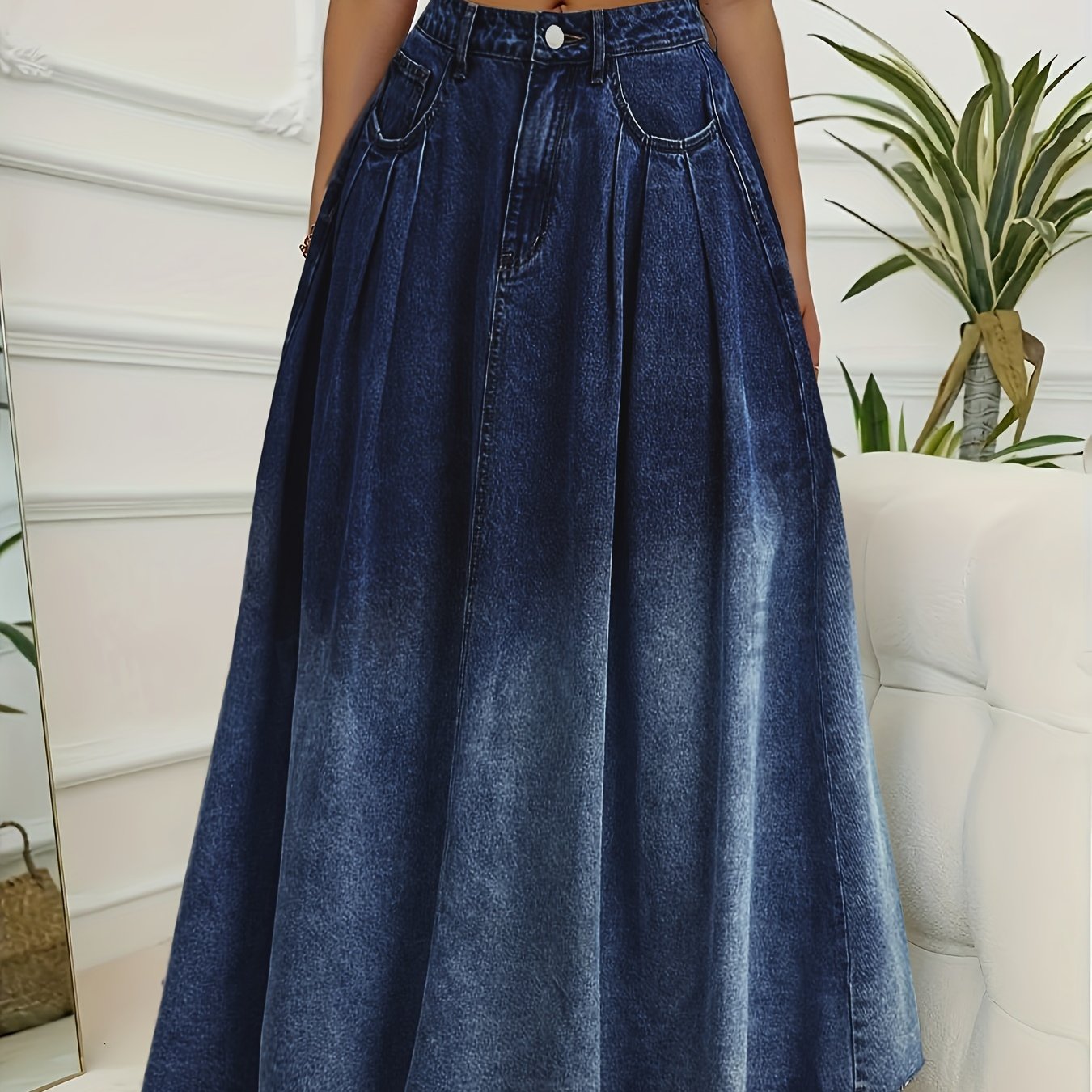 Ayollar uchun ko‘k denim maksi yubka, pletlar va xom bo‘lak bilan