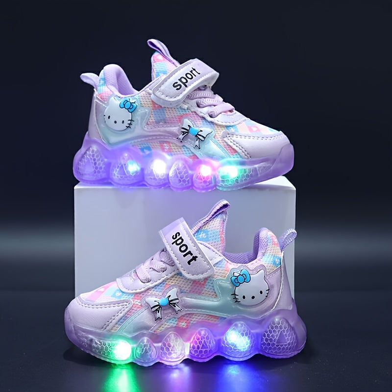 Sanrio qizlar uchun rang-barang multfilm bosmalariga ega LED yoritilgan krossovkalar, tasodifiy va ochiq havoda kiyish uchun mukammal. Qiziqarli va nafas oladigan to'r dizayni.