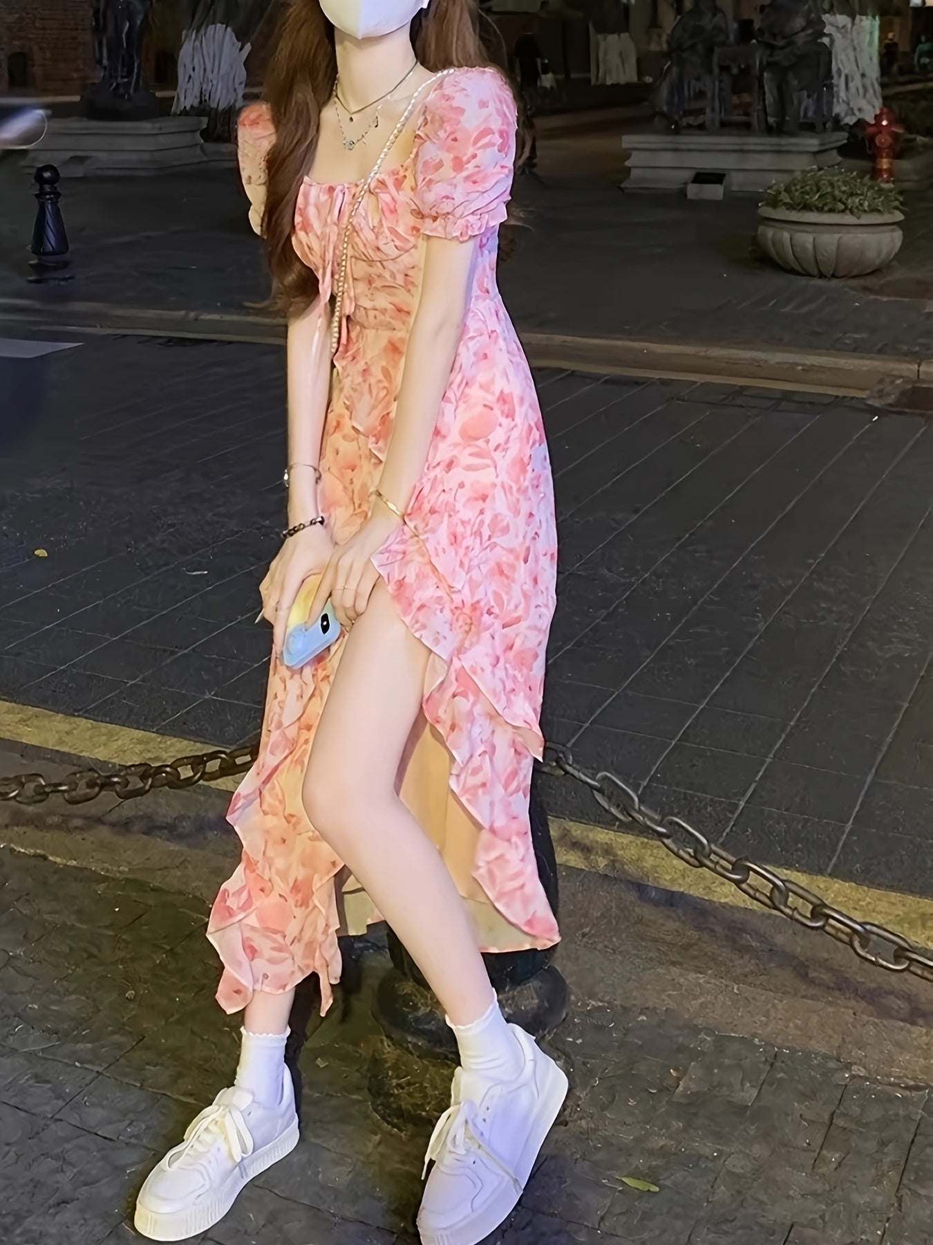 Zarif 1 dona gullar printi bilan bezatilgan ko'ylak, qirralari qiyshiq, cho'ntakli bo'yi va to'qilgan mato aralashmasi, Bahor/Yoz uchun mukammal.