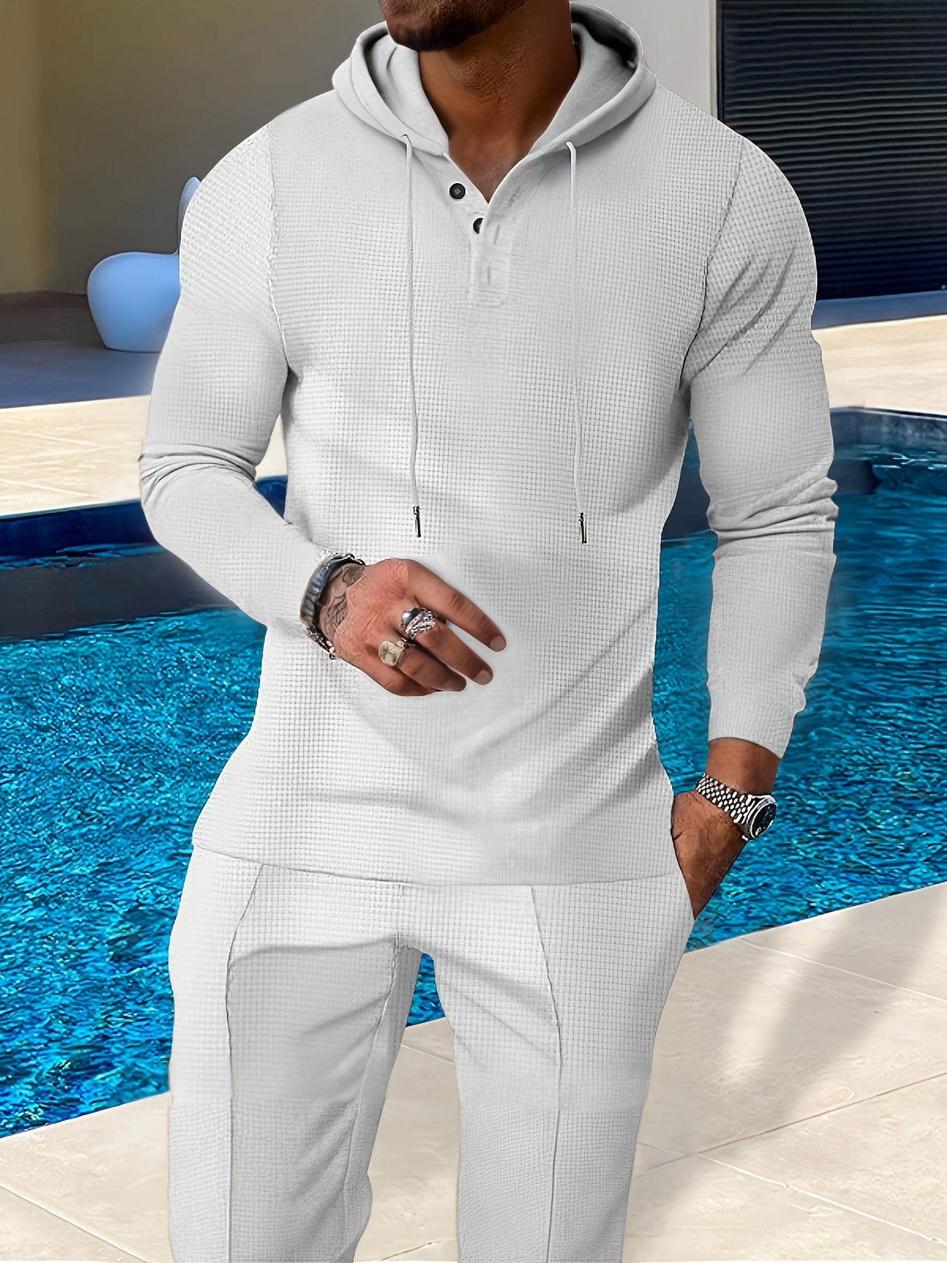 Erkaklar uchun bir rangli vafli to'plami, kapüşonli va tortish ipli shimlar bilan, bahor va kuzda ochiq havoda faoliyatlar va tasodifiy kiyimlar uchun ideal.