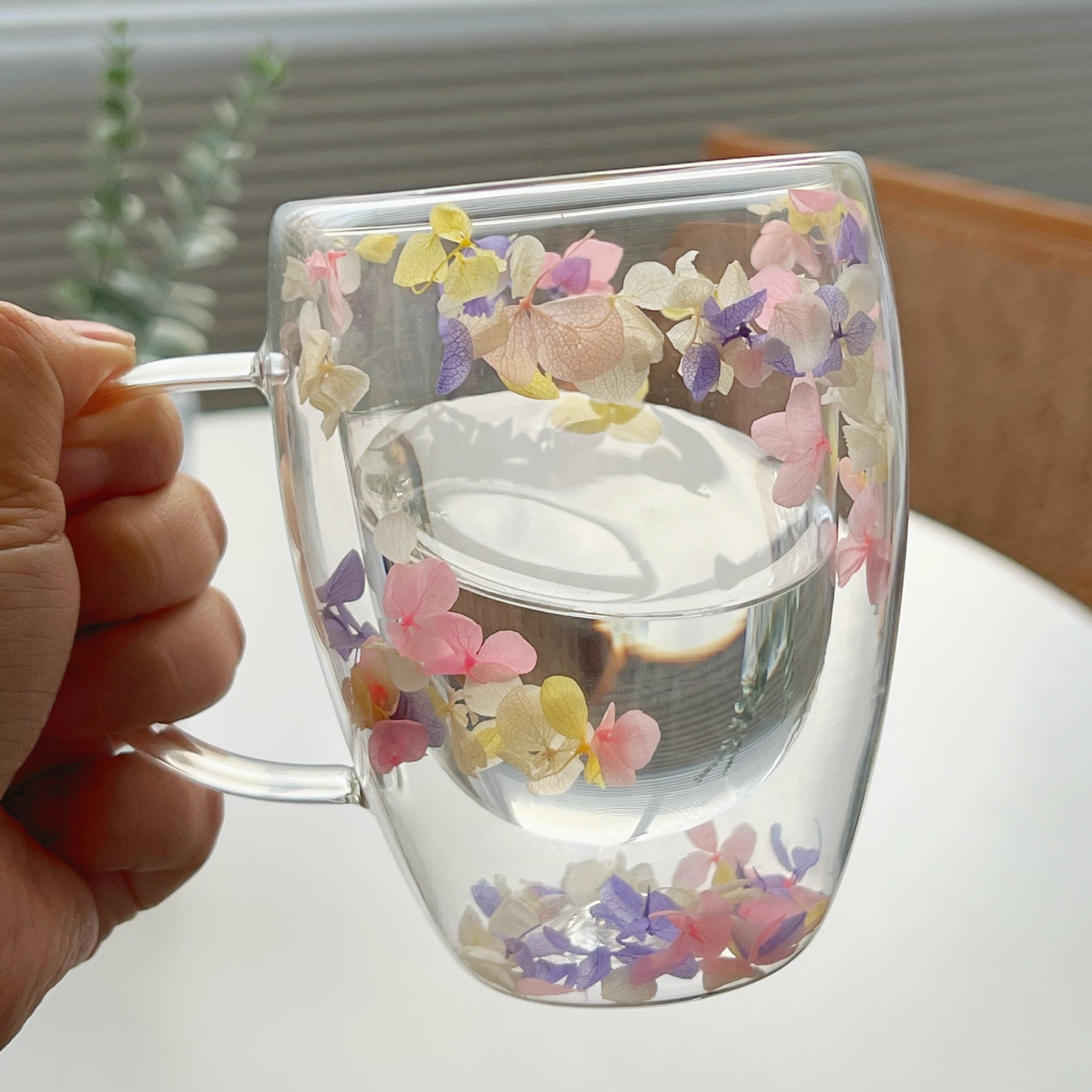 Ikkita qatlamli qahva stakani yangi gullar bilan, uy va ofis uchun mos, ajoyib bayram sovg'asi.