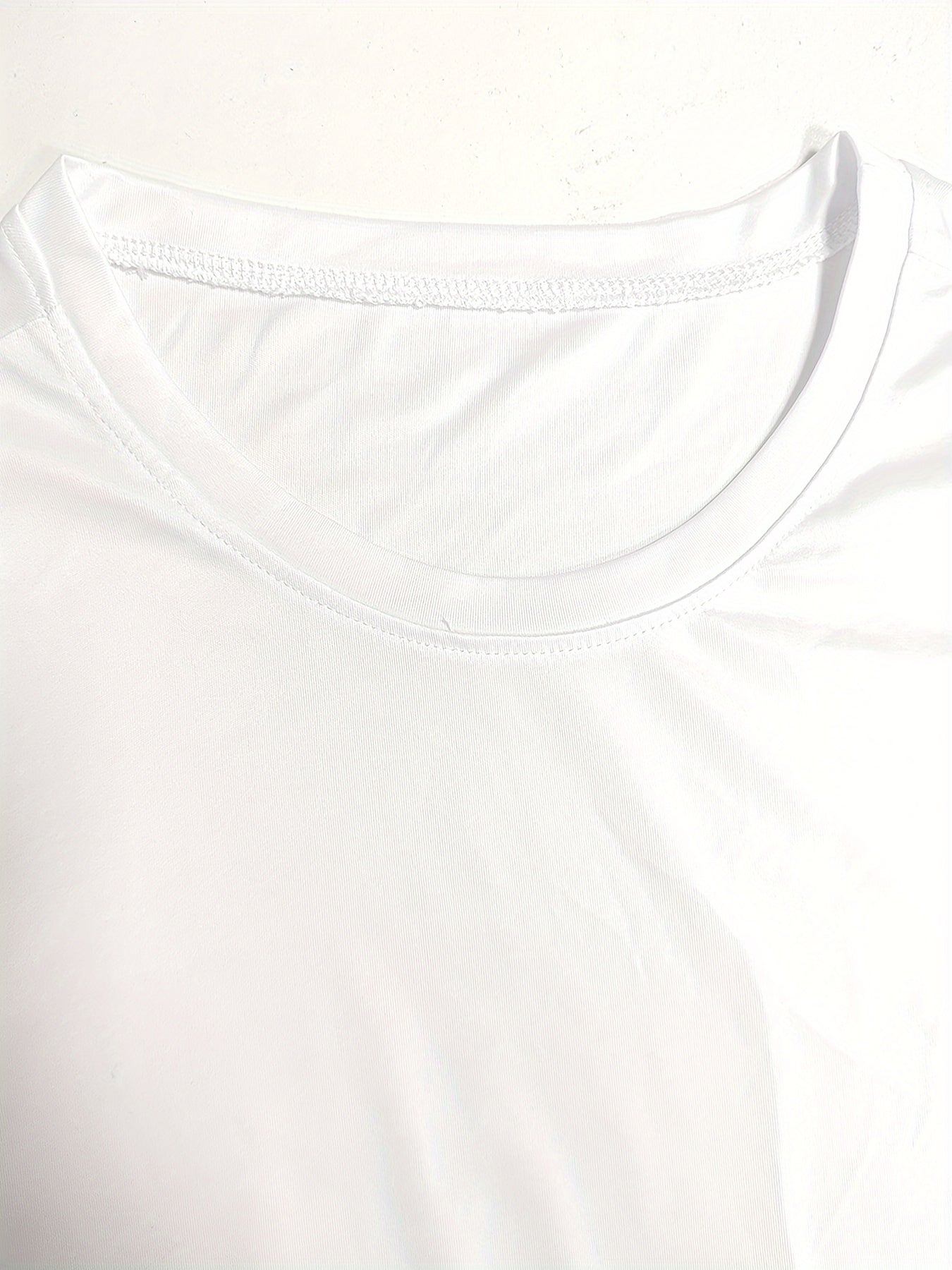 Erkaklar uchun bir rangli krujka yaka T-kofta - 95% polyester, 5% spandeks, oddiy kesim, kattalar uchun yozgi yuqori.