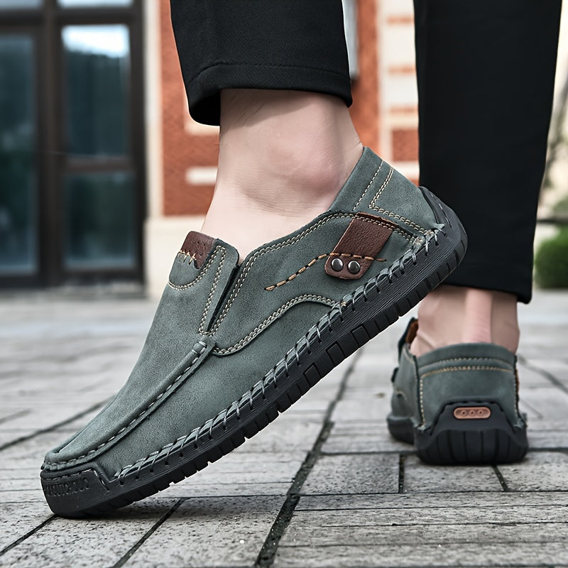 Erkaklar uchun plussiz o'lchamdagi slip-on loferlar, mikrofiber yuqori qismi va qulay va mustahkam yurish poyabzallari uchun sirpanmaydigan kauchuk taglik.