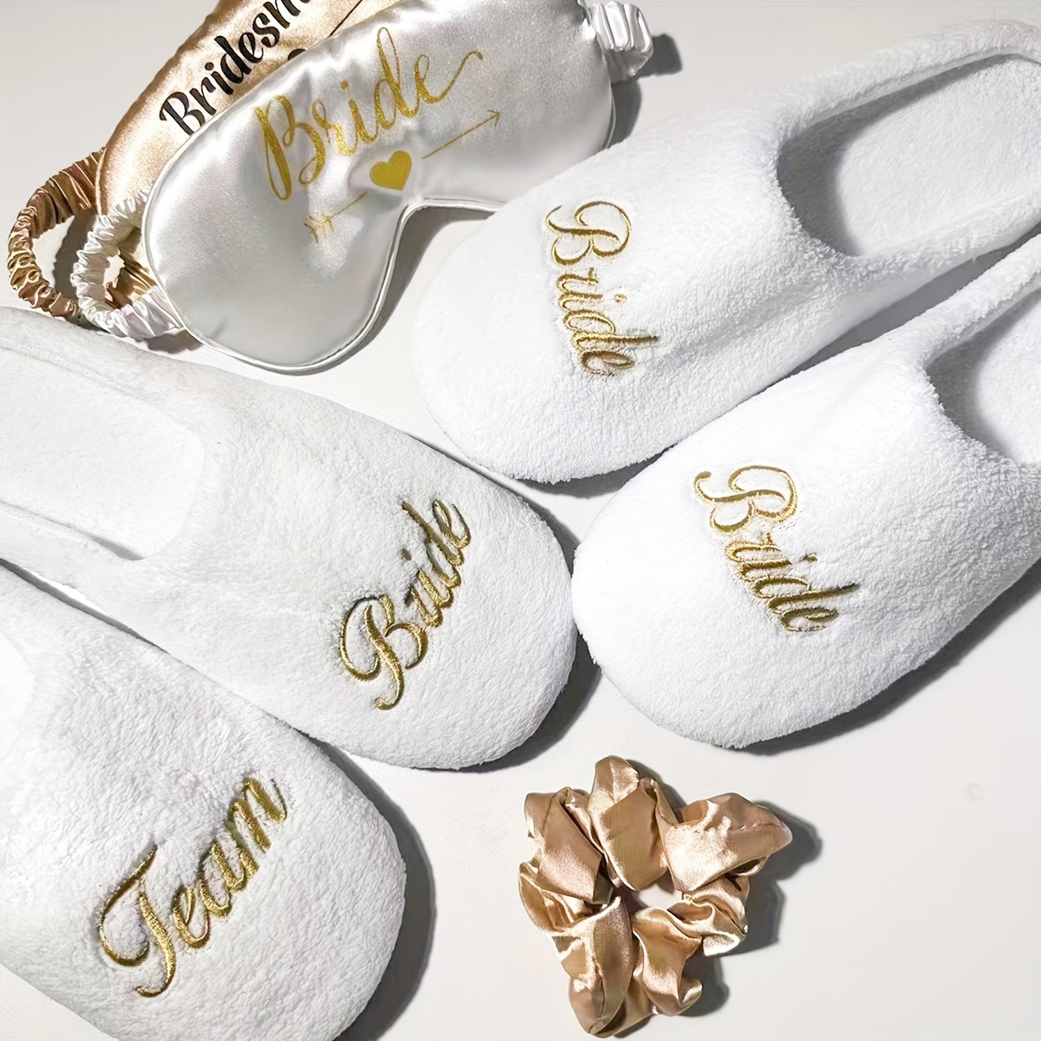 Ayollar uchun oq mo'rt va shilimshiqlik bilan bezatilgan to'yli va oltin harflar bilan yozilgan uy poyabzali