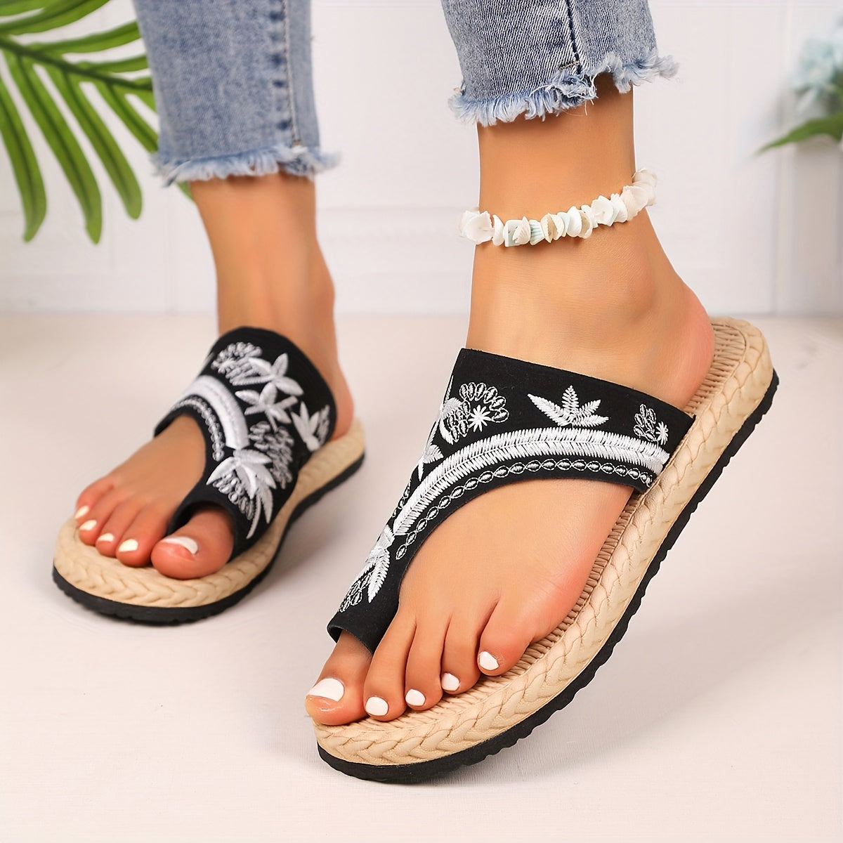 Женские повседневные сандалии черный ткань с цветочной вышивкой, легкие на slip-on, плоская подошва