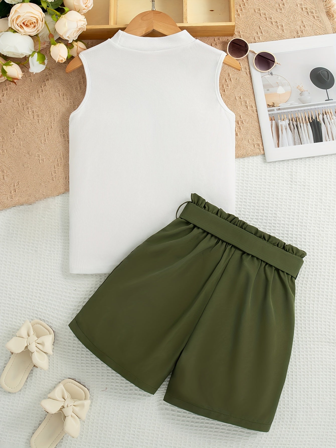 Летний комплект для девочек: безрукавка из трикотажа и шорты с ремнём для активного отдыха