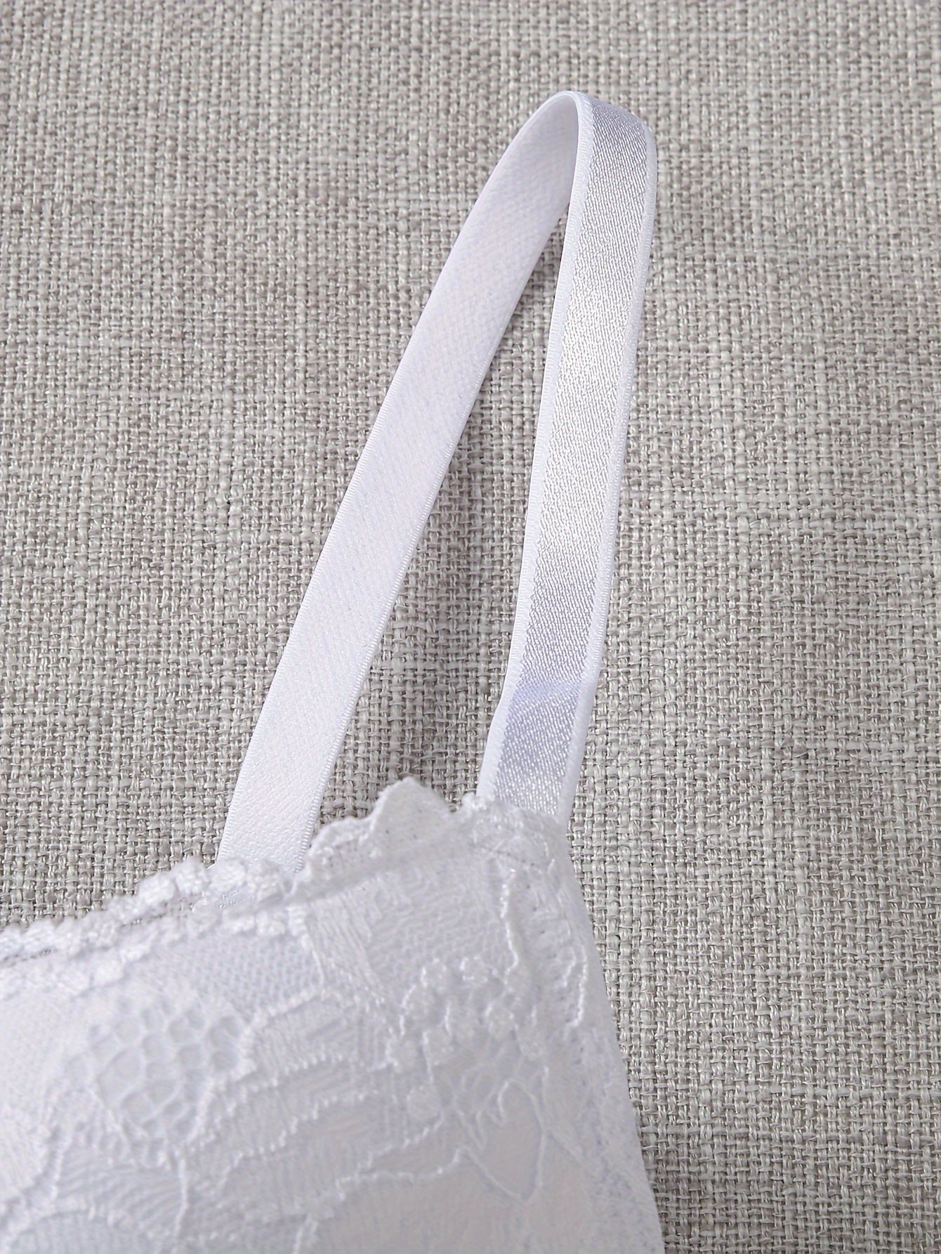 Комплект из 2-х бюстгальтеров с кружевом для женщин черного и белого цвета, с поддержкой на косточках и деликатными кружевными деталями. Изготовлены из дышащей смеси нейлона и эластана, не просвечивают.