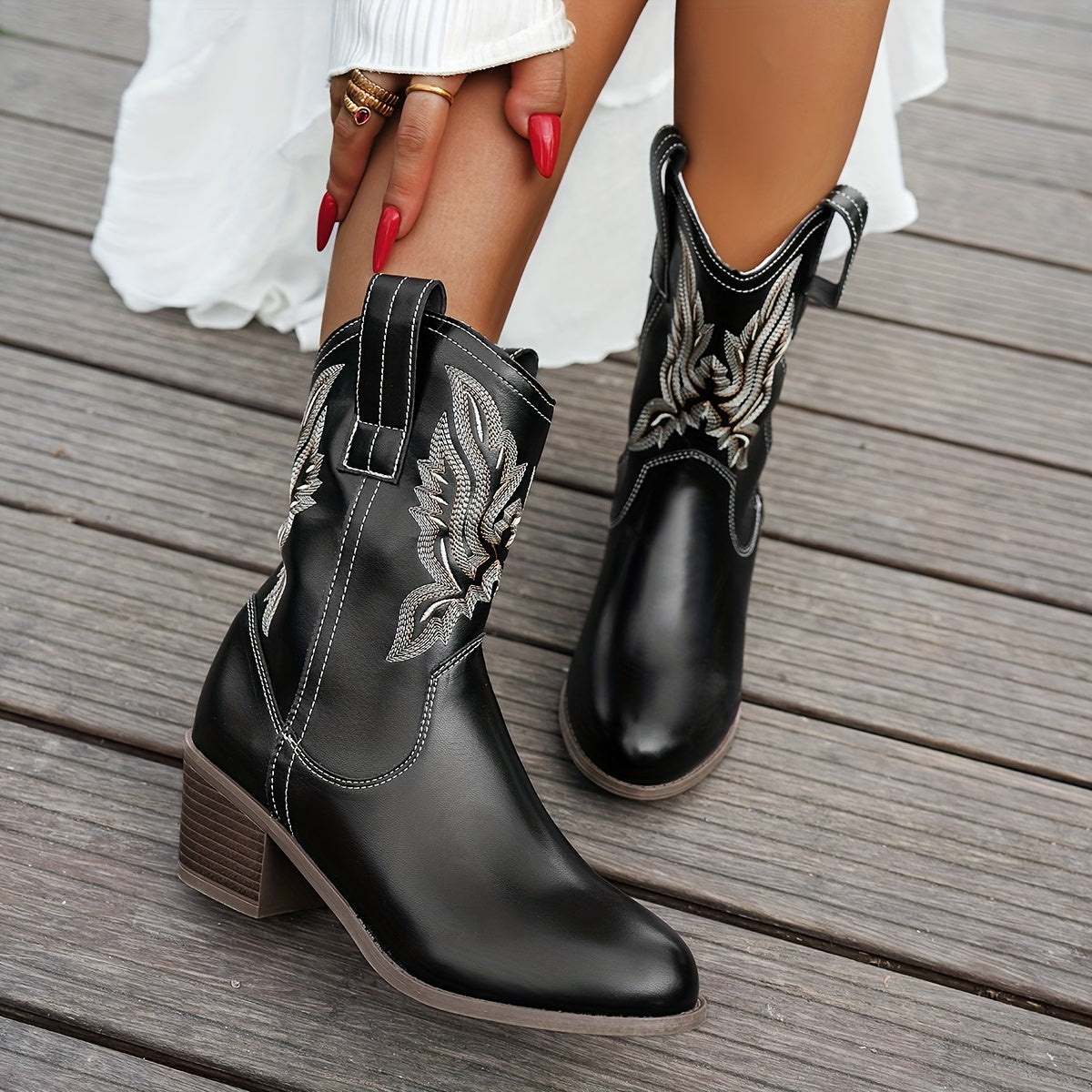 Ayollar uchun o'rta uzunlikdagi slip-on g'arbiy chizilgan poyabzal, jigarrang sun'iy material, platforma tagli taglik