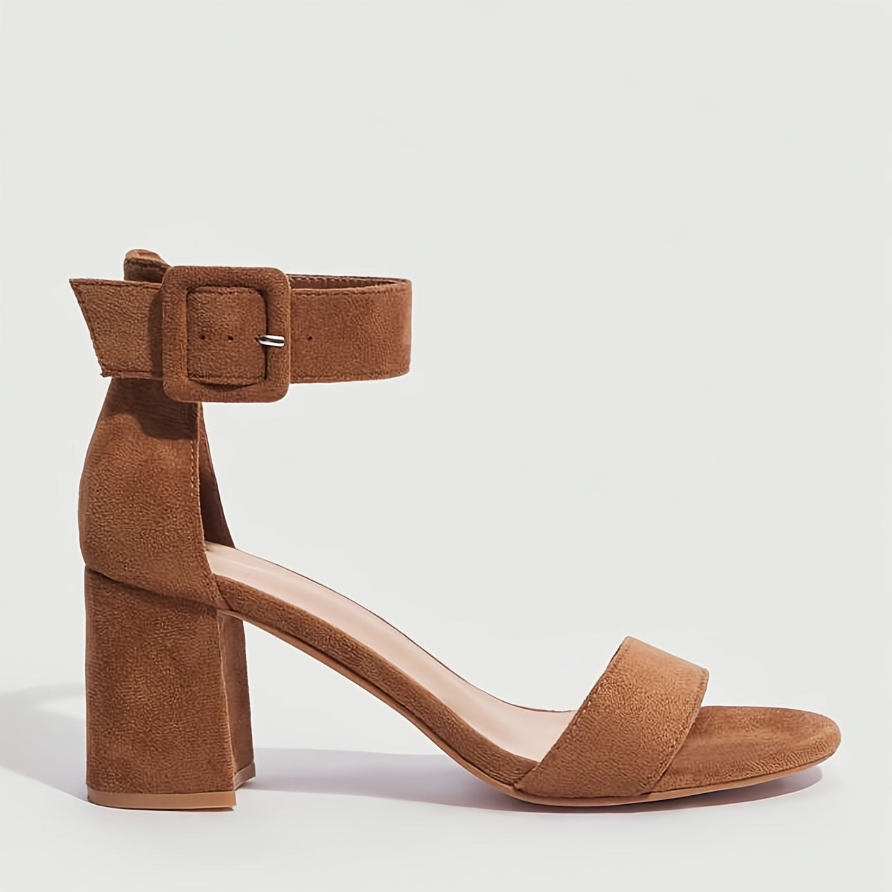 Qulupnay oyoq bilagida tasma va ochiq barmoq bilan zamonaviy oq blok tovonli sandlelar, har qanday holat uchun mos va qulay.