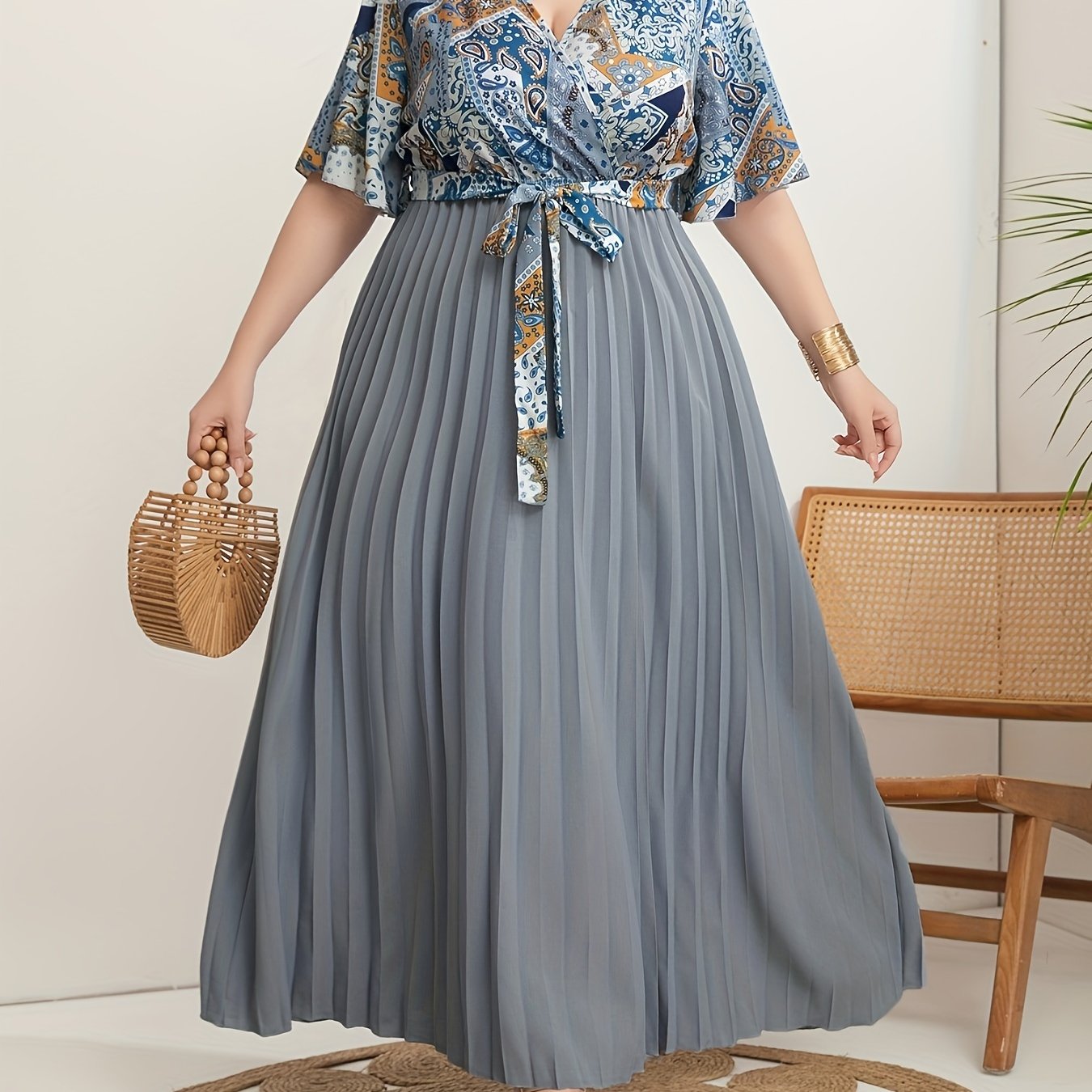 Vestido de mujer con escote en V y patrón de Oriente Medio elegante