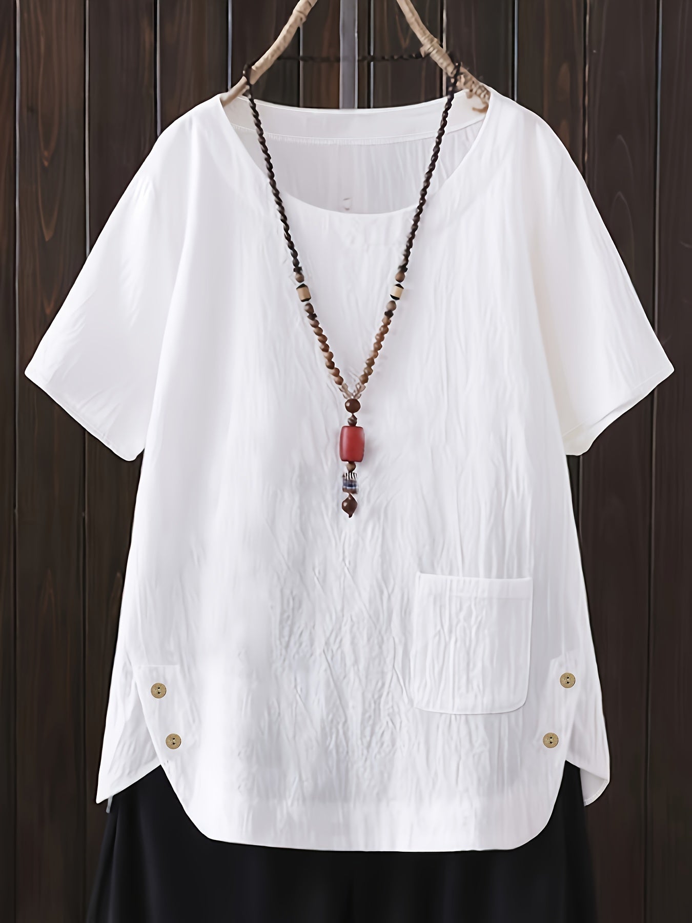 Katta o'lchamdagi O'rta Sharq uslubidagi cho'ntakli, yumshoq bo'yinli va cho'zilmaydigan matodan tayyorlangan bluzka, barcha fasllar uchun mos keladi.