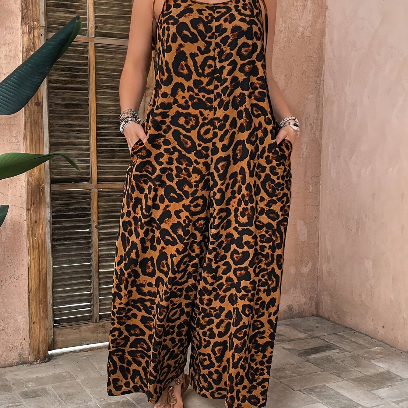 Mono de talla grande con estampado de leopardo, bolsillos y escote en forma de scoop