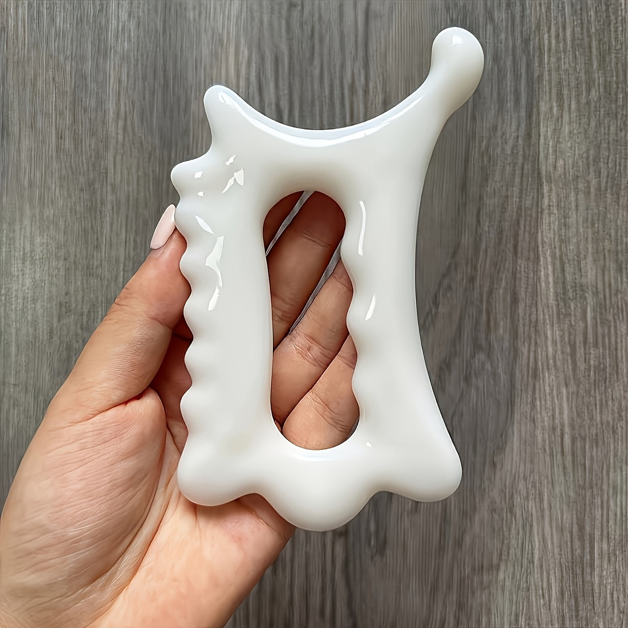Ergonomik Bionik Barmoq Massaj Qulfi chuqur fasya bo'shashishi va yuz konturini shakllantirish uchun, mustahkam PP materialidan tayyorlangan, universal o'lchamda, elektrsiz va oq rangda.