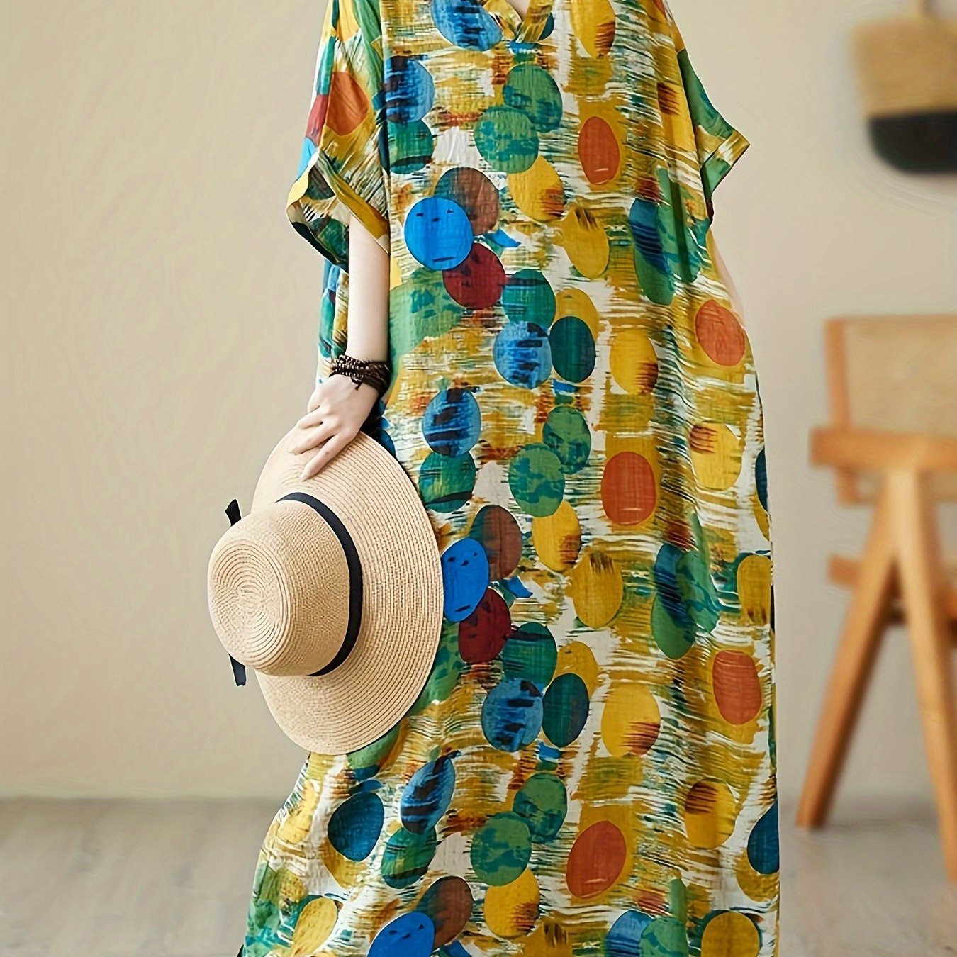 Katta o'lchamdagi ayollar uchun rang-barang naqshli, keng kesimli V-yuqori maxi ko'ylak va kimono uslubi